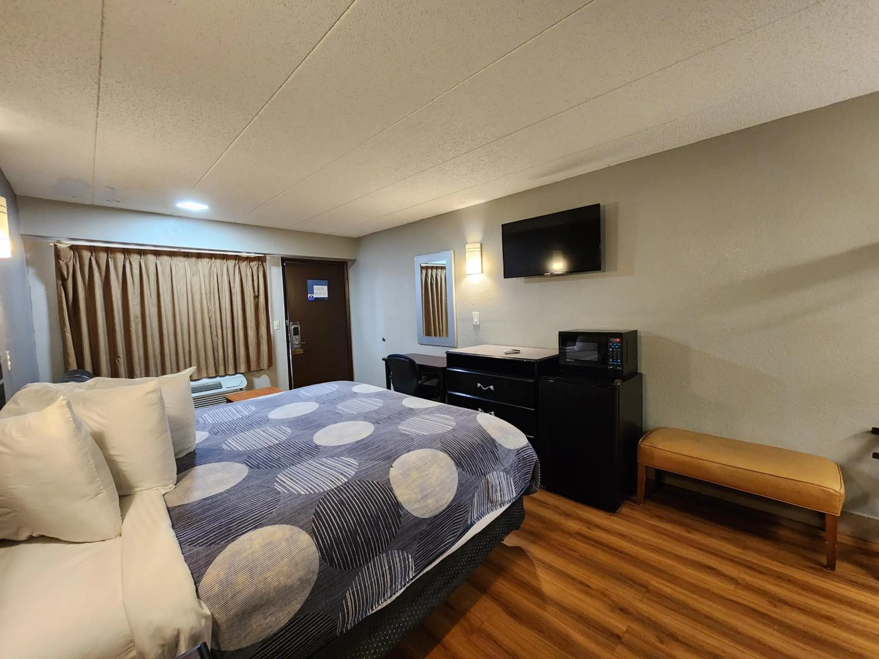 Bed in Americas Best Value Inn and Suites Little Rock