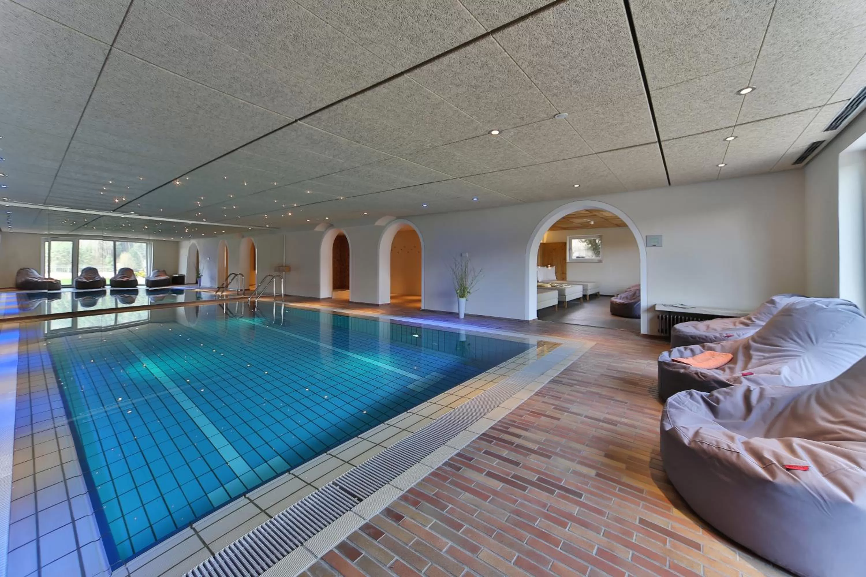 Swimming pool in Zedernhof Gesundheits- & Wellnesshotel