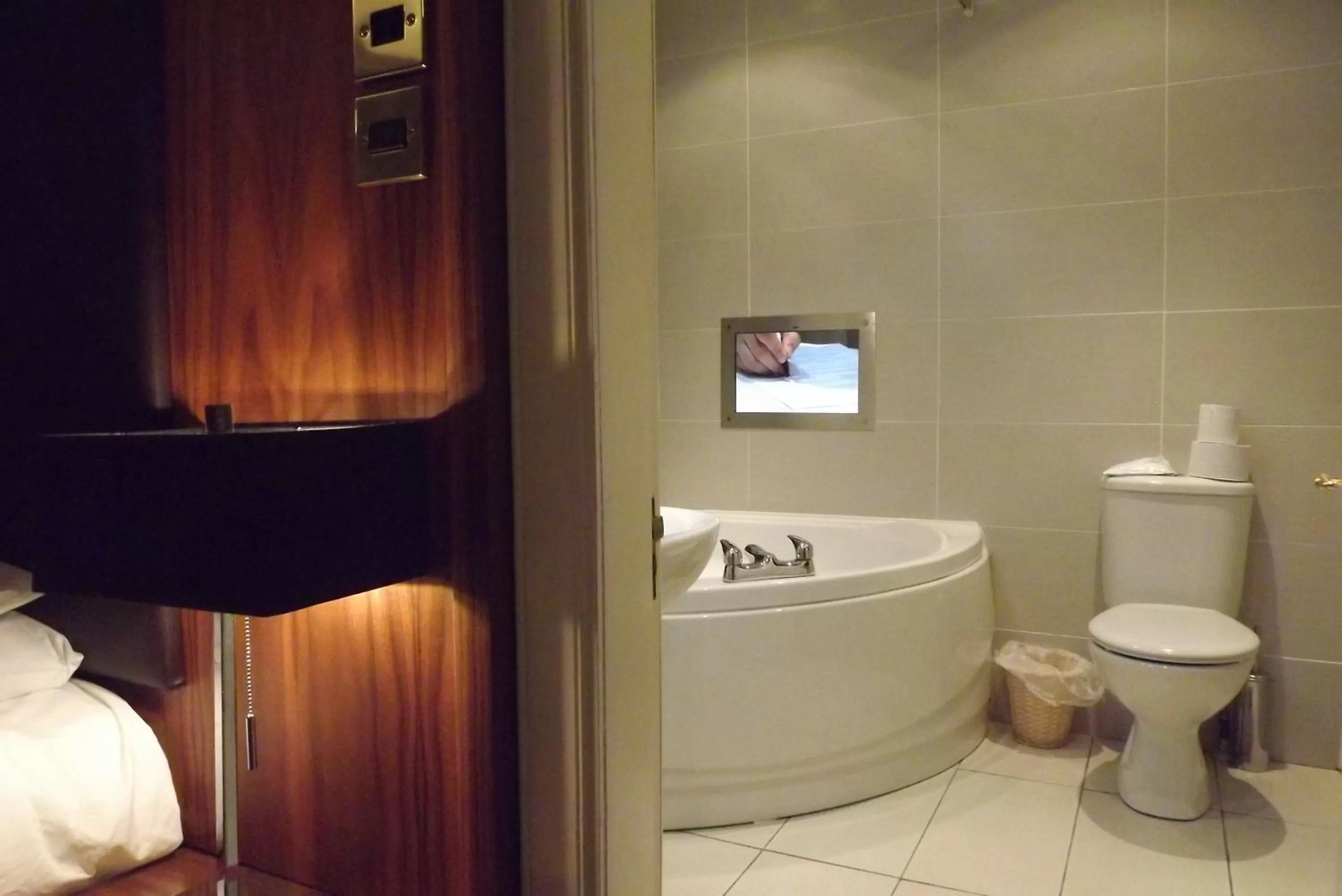 Bathroom in Glazert Country House Hotel