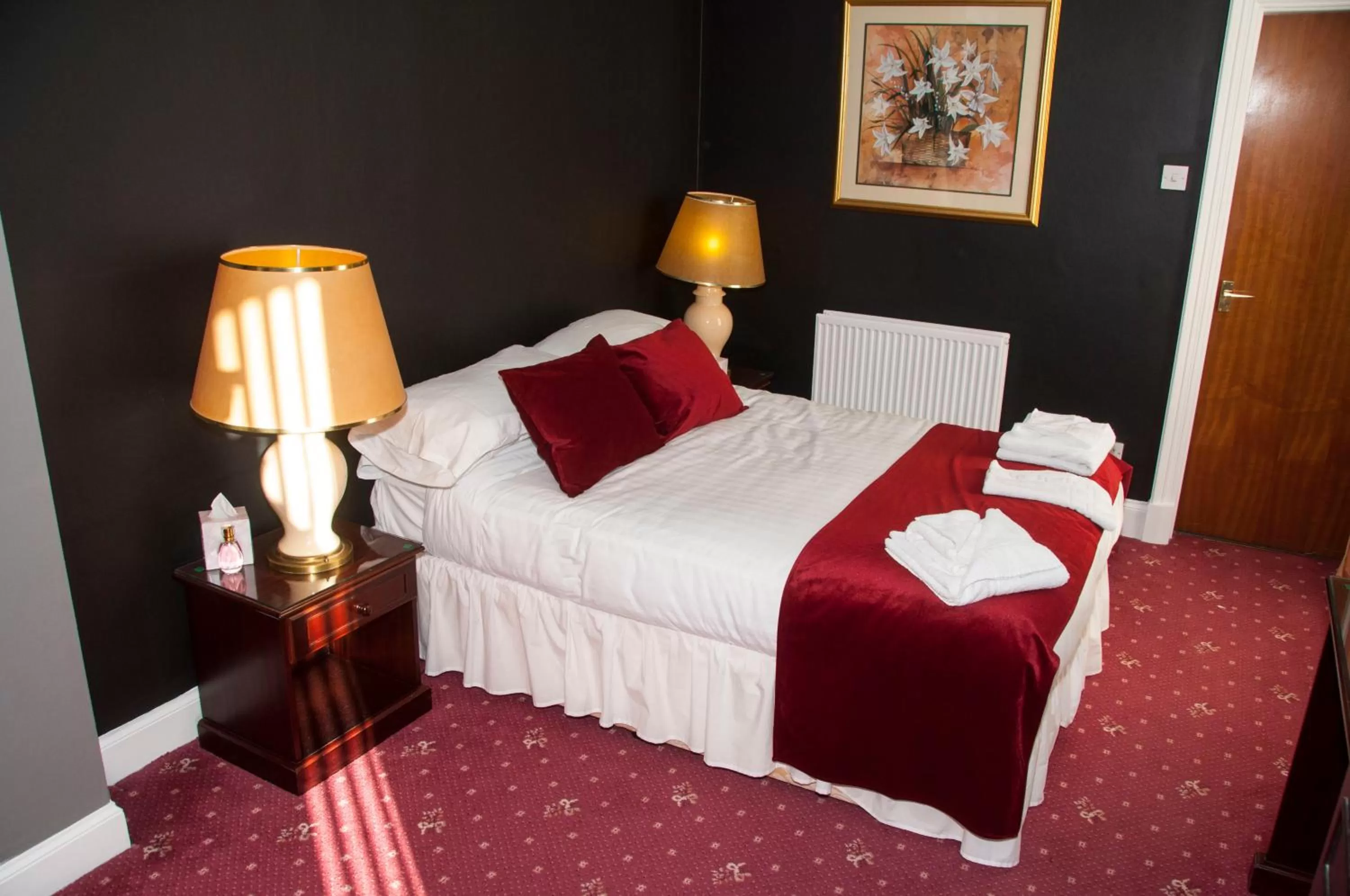 Bathroom, Bed in Caledonian Hotel