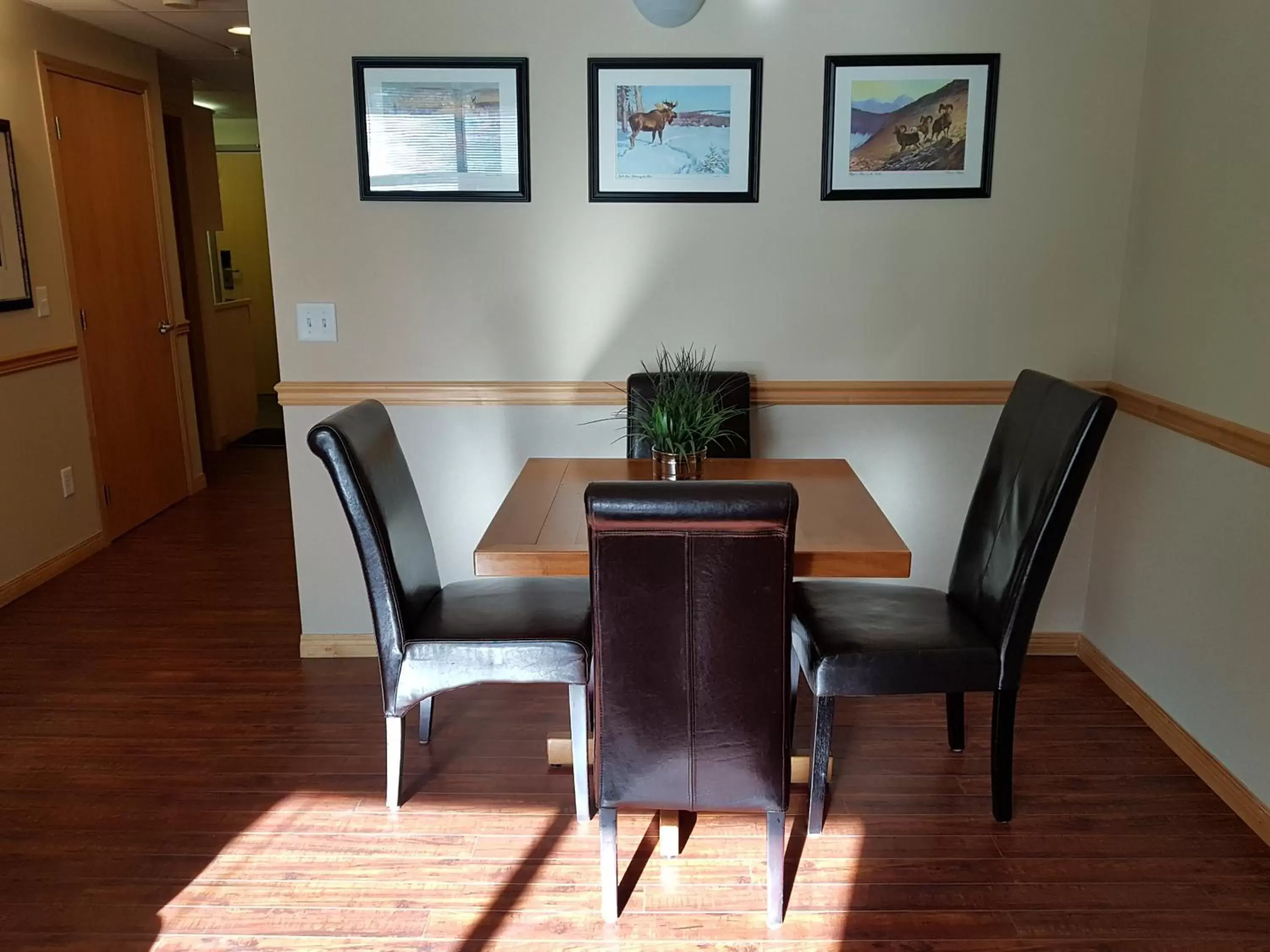 One-Bedroom Suite with Spa Bath in Sunset Resorts Canmore and Spa One-Bedroom Suite with Spa Bath in Sunset Resorts Canmore and Spa