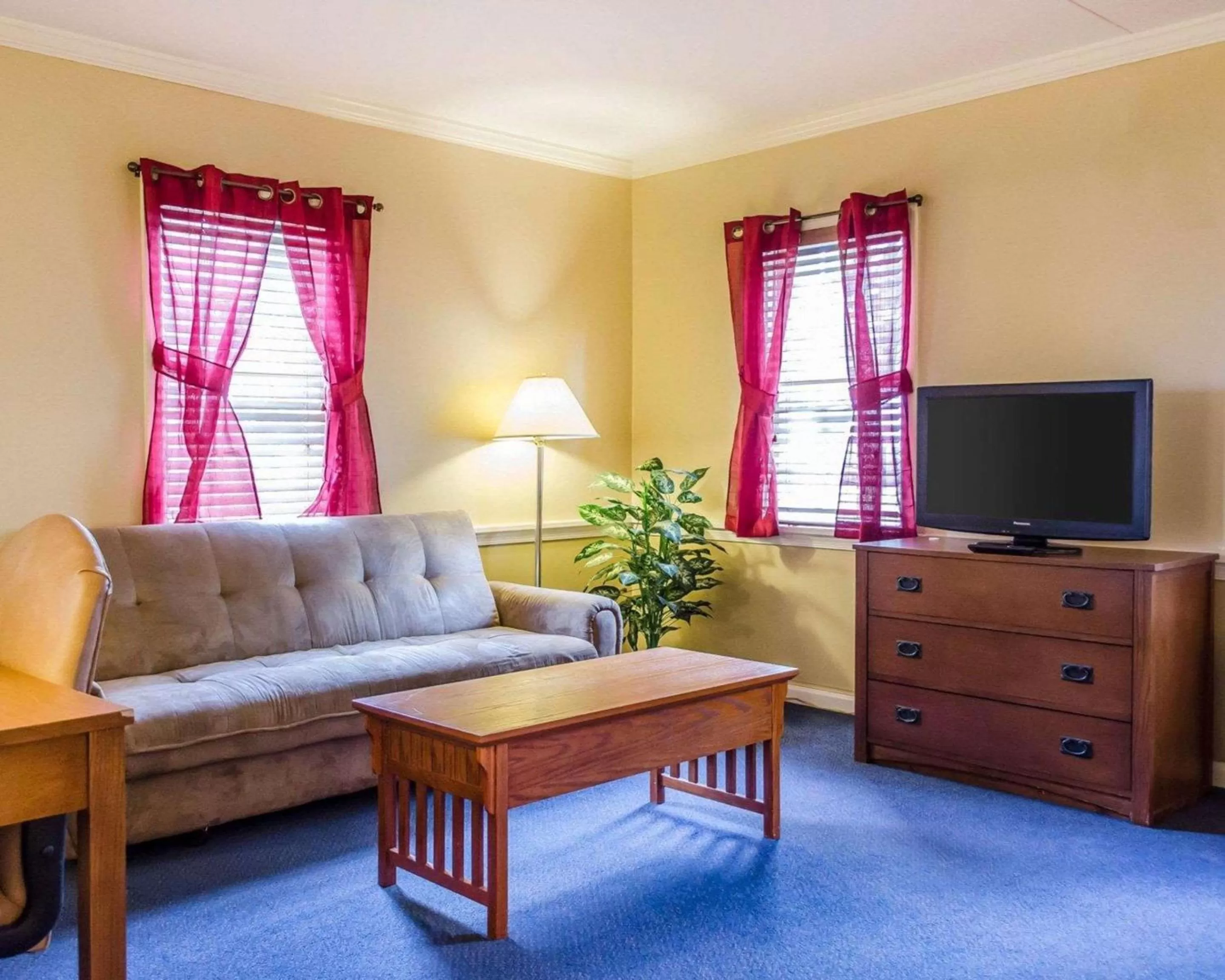 Photo of the whole room in Clarion Inn Strasburg - Lancaster