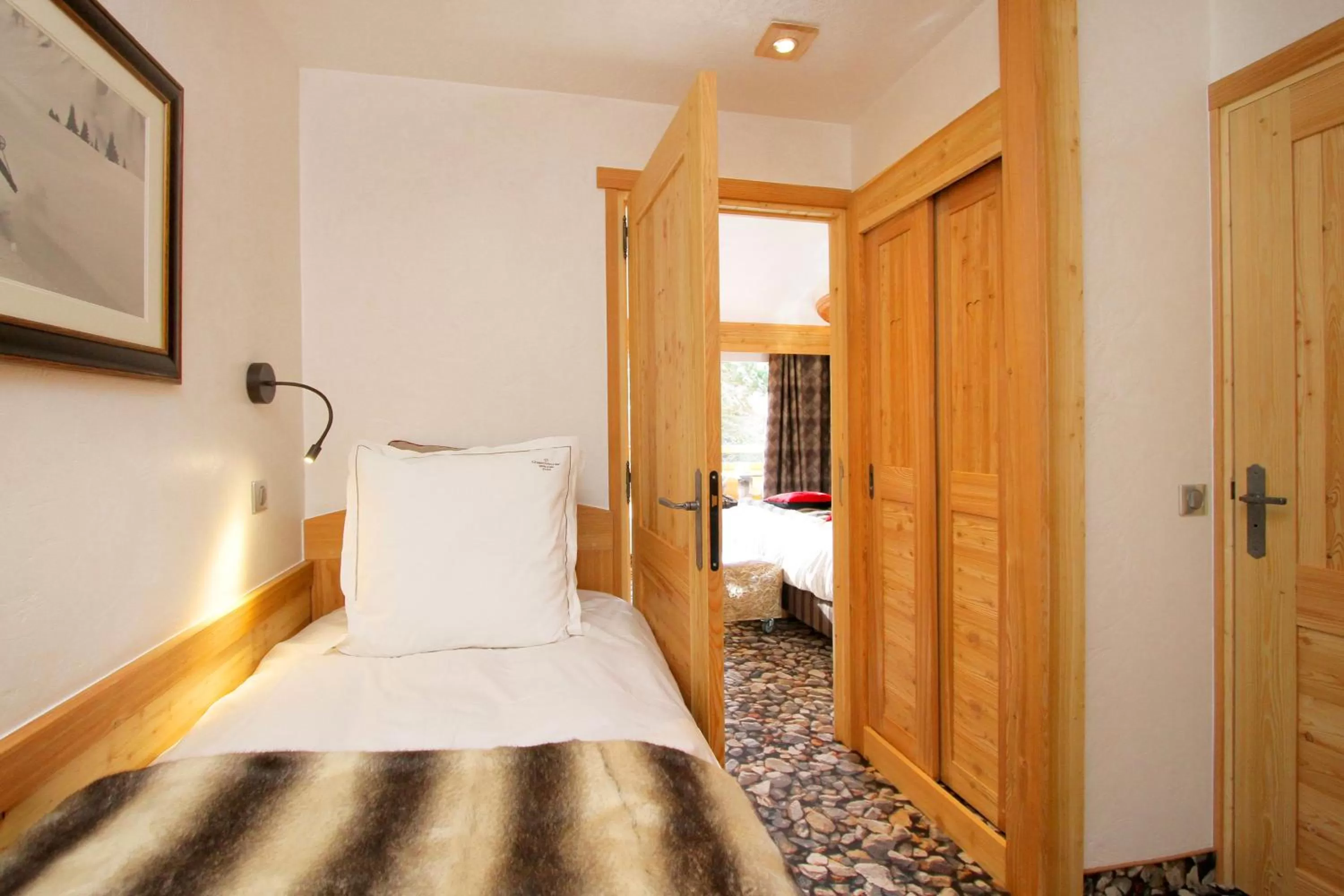 Bedroom, Bed in Hôtel Chalet Mounier