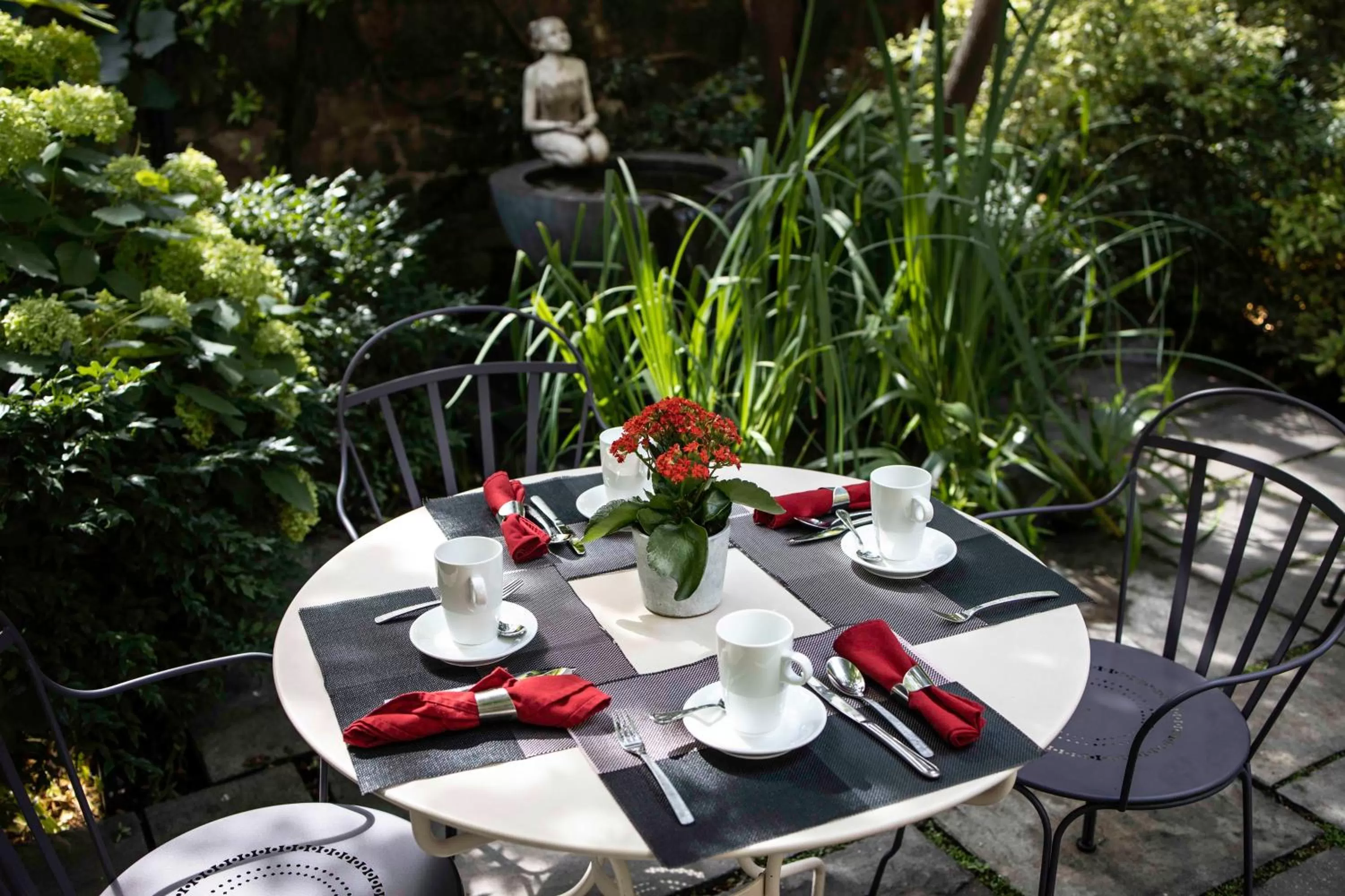 Garden in Hôtel Regent's Garden - Astotel