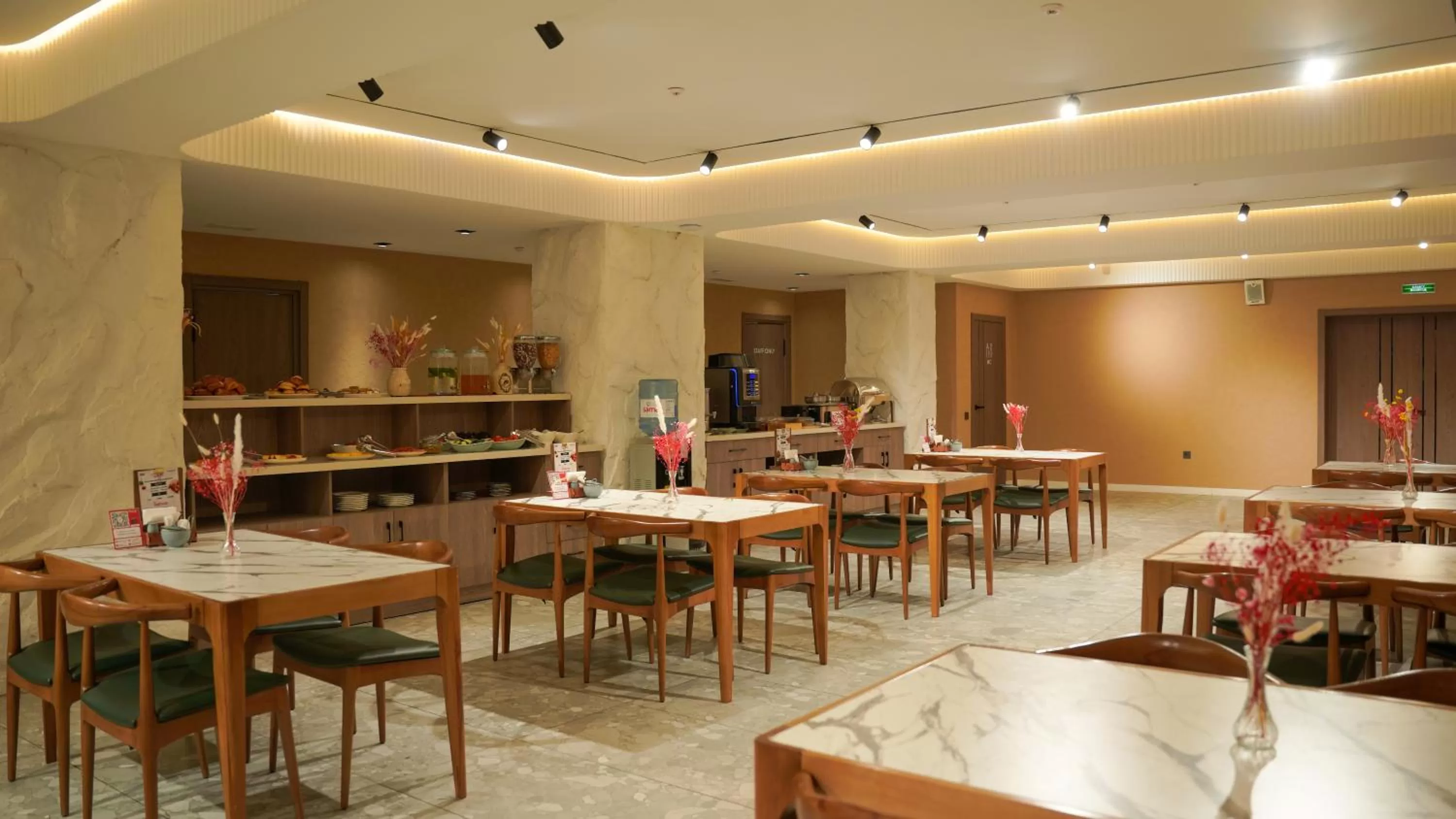 Restaurant/places to eat in Saraishyq Hotel