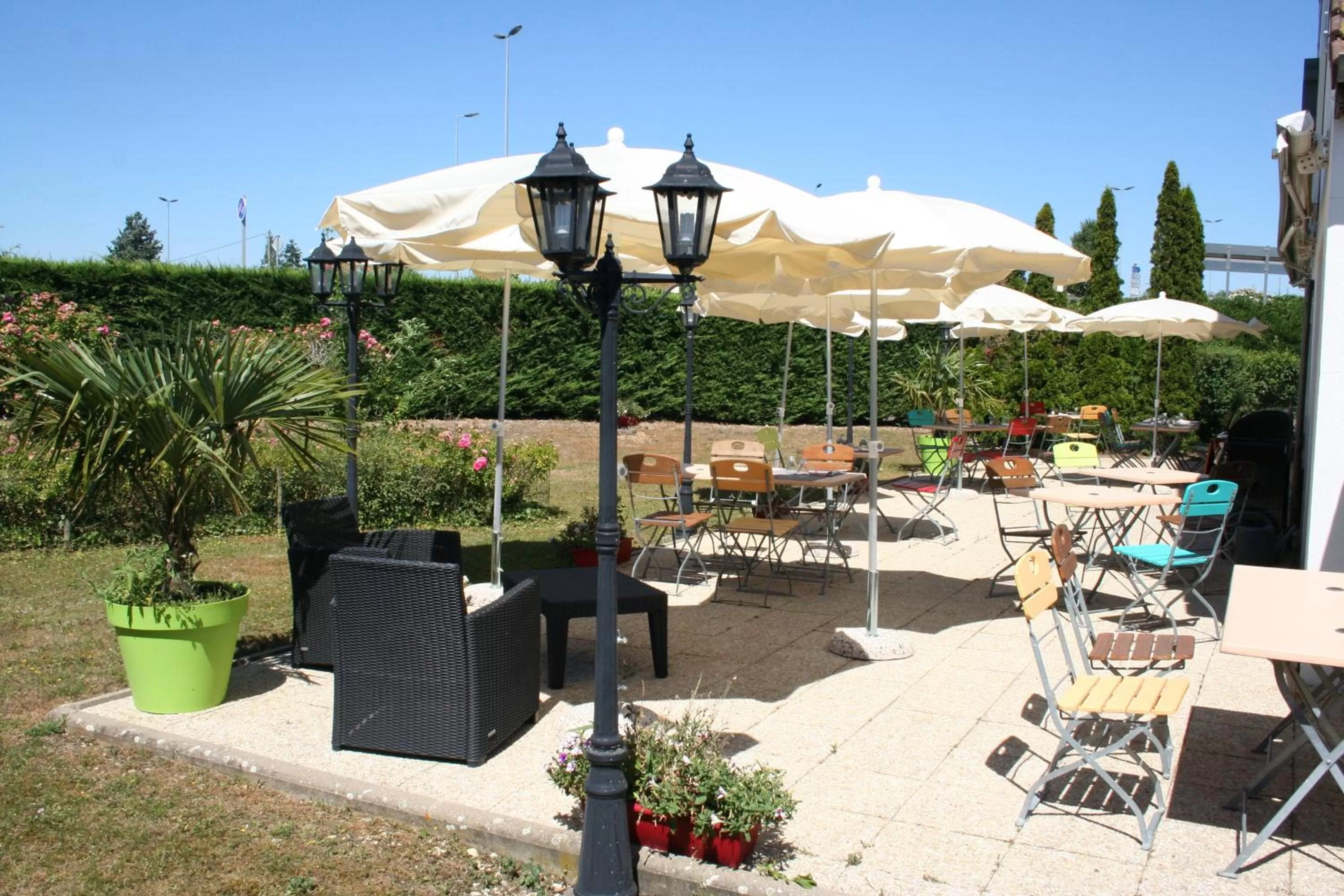 Patio in KYRIAD Issoudun