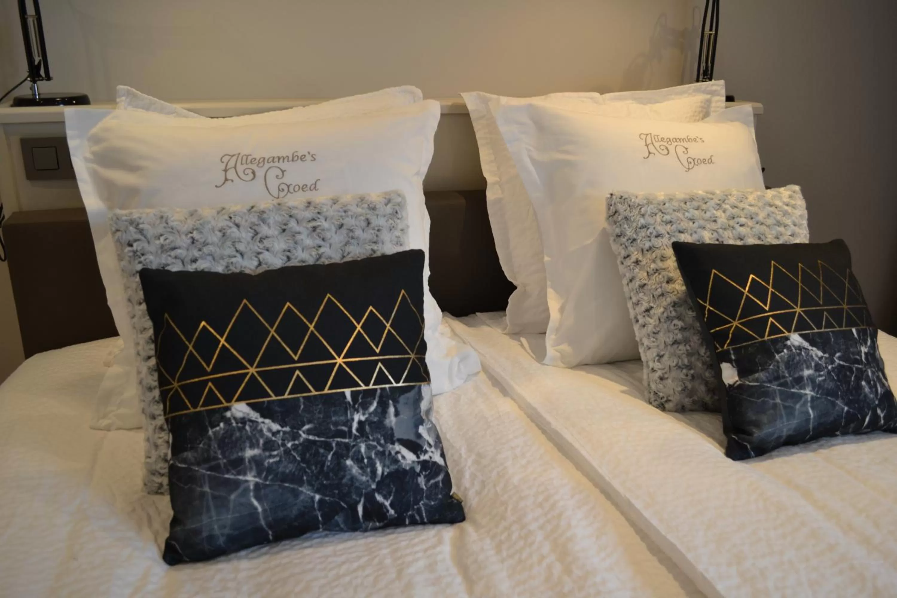 Decorative detail, Bed in B&B Allegambe's Goed