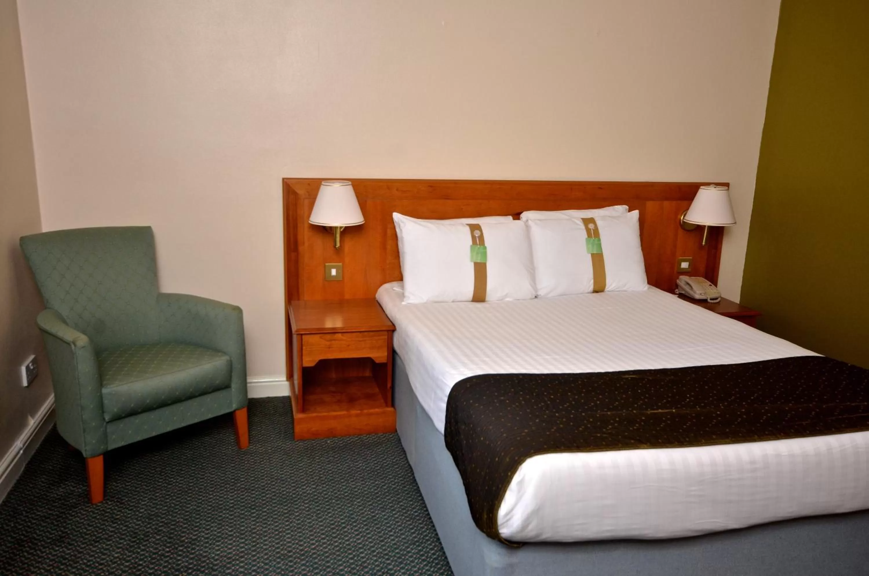 Photo of the whole room, Bed in Holiday Inn Ipswich Orwell by IHG