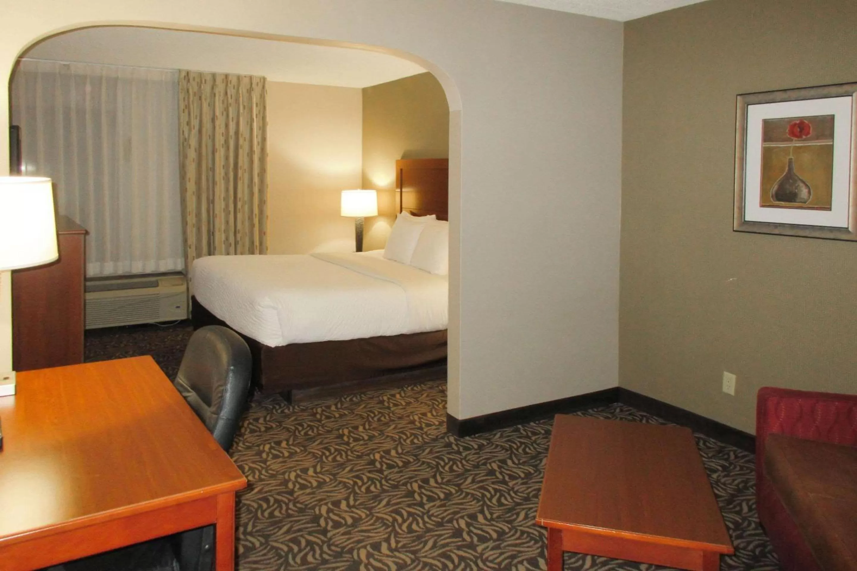 Photo of the whole room, Bed in Clarion Inn & Suites Cortland - University Area