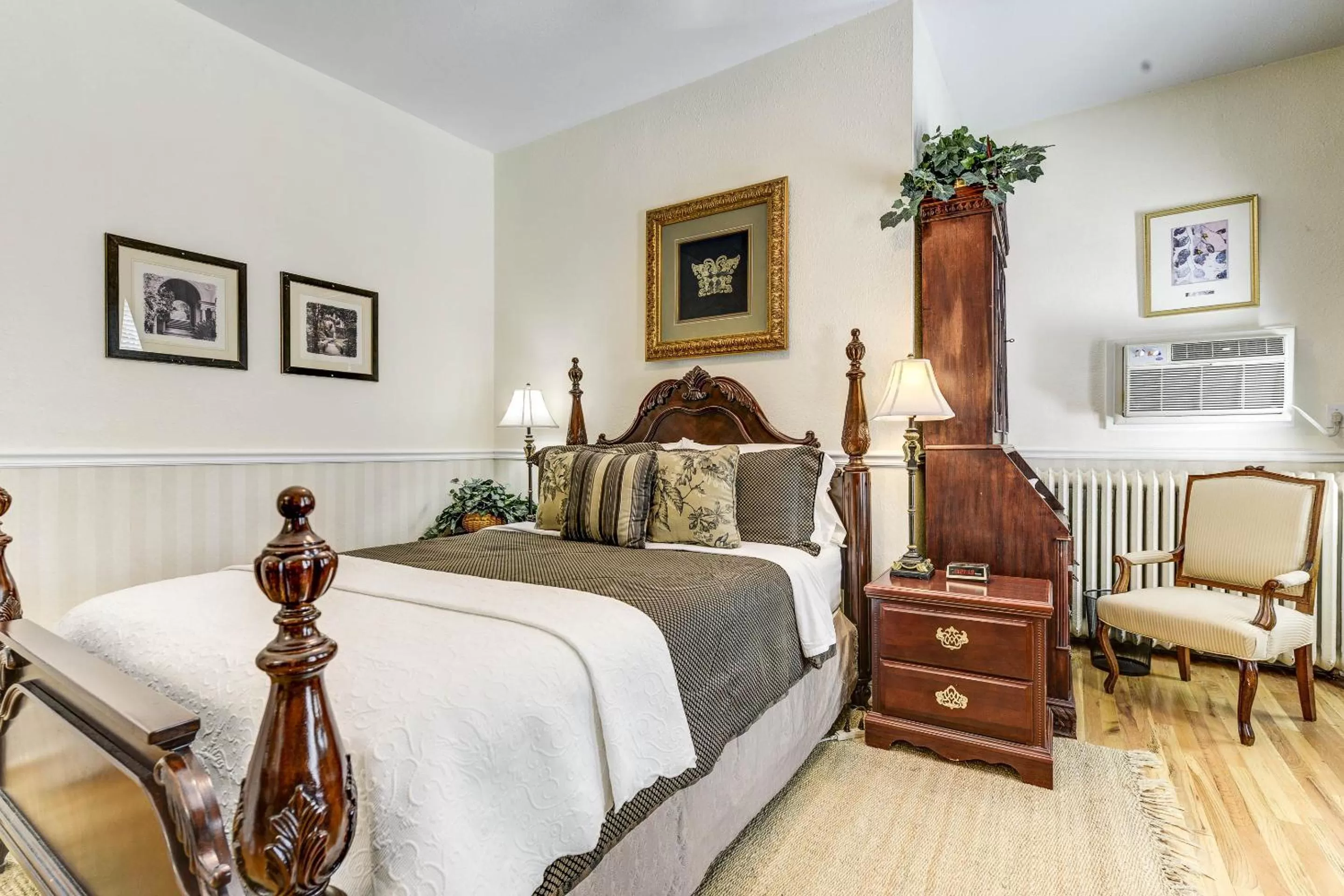 Property building, Bed in The St. Mary's Inn, Bed and Breakfast