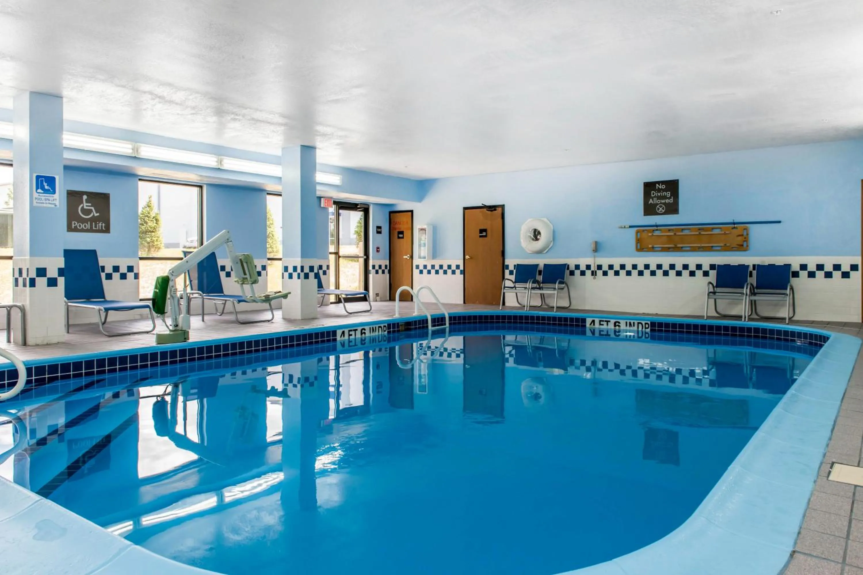 Swimming pool in Comfort Inn Blue Ash North