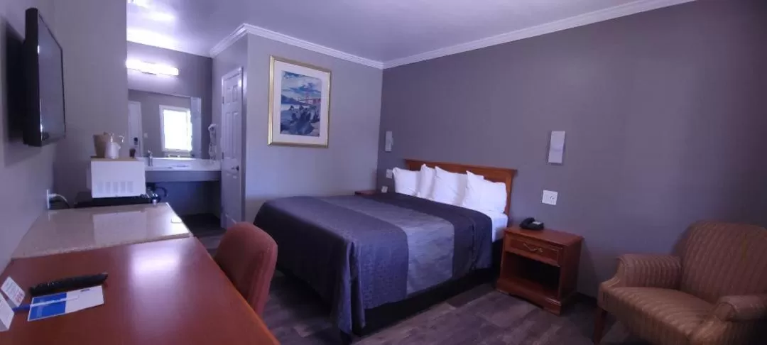 Photo of the whole room, Bed in Sycamore Inn Chico University Area