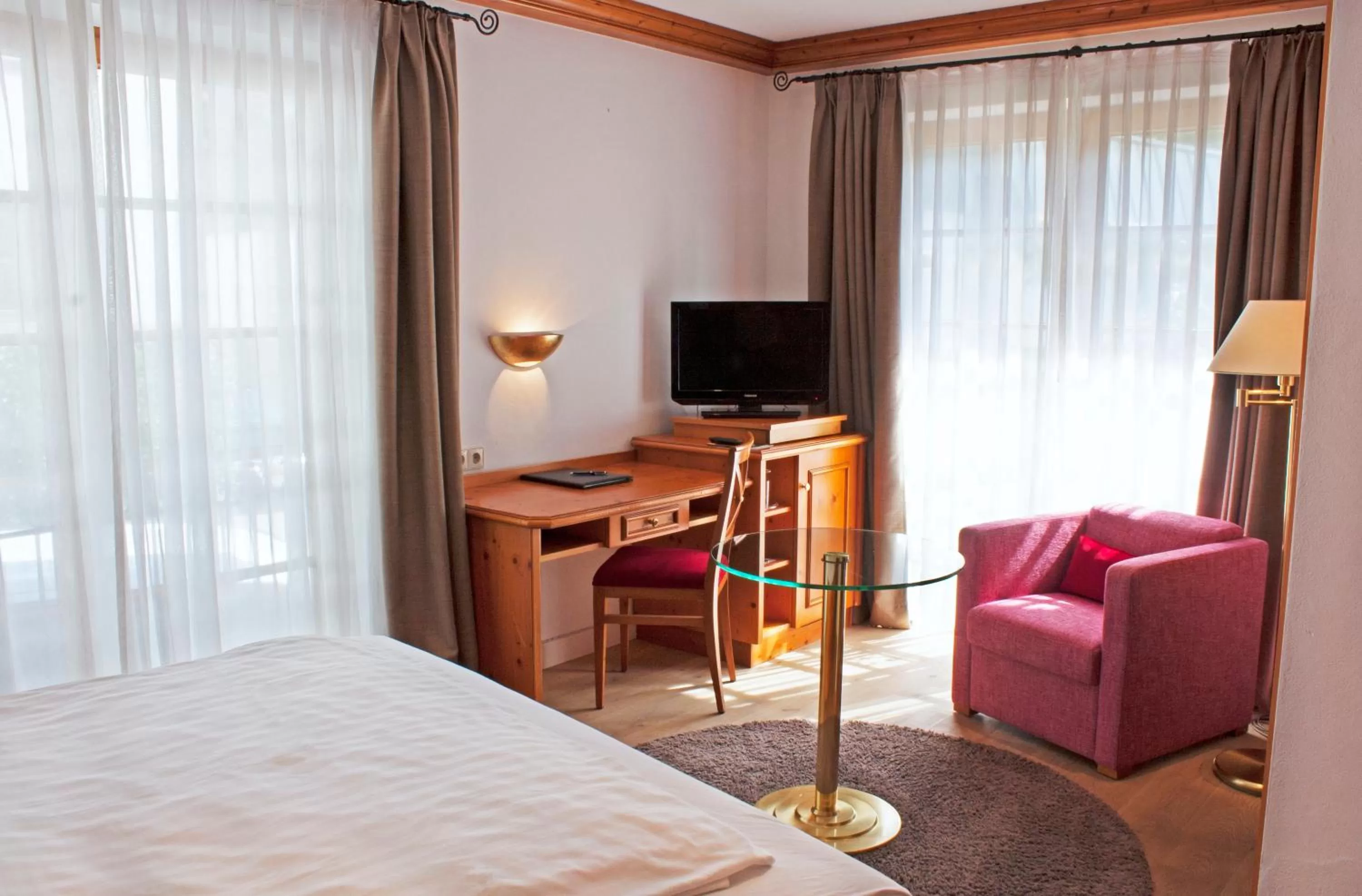 Photo of the whole room, Bed in Hotel Bayerischer Hof