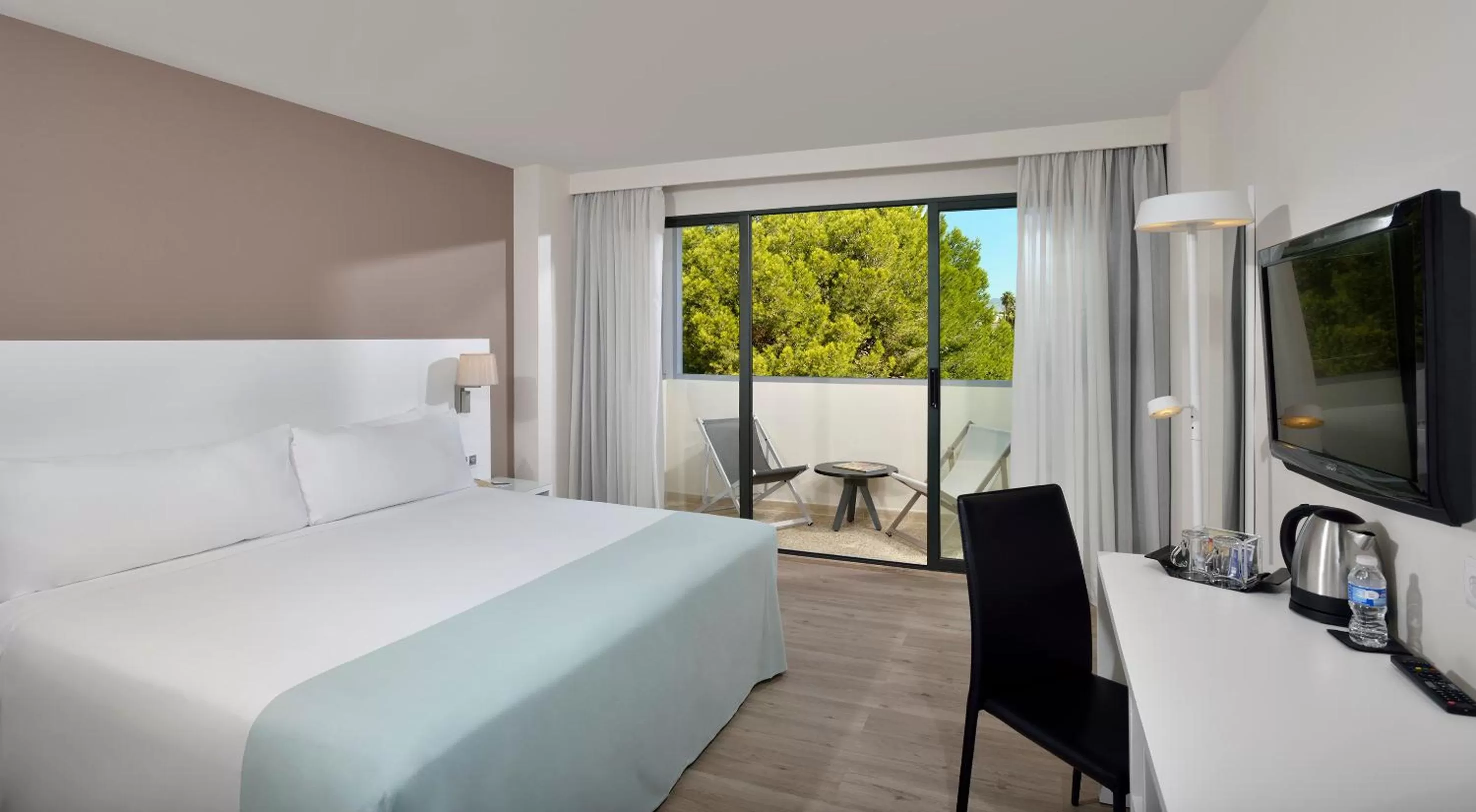 Balcony/Terrace, Bed in INNSiDE by Meliá Palma Bosque