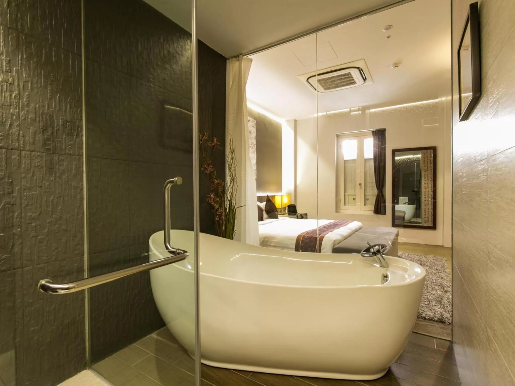 Bath, Bed in Bliss Hotel Singapore