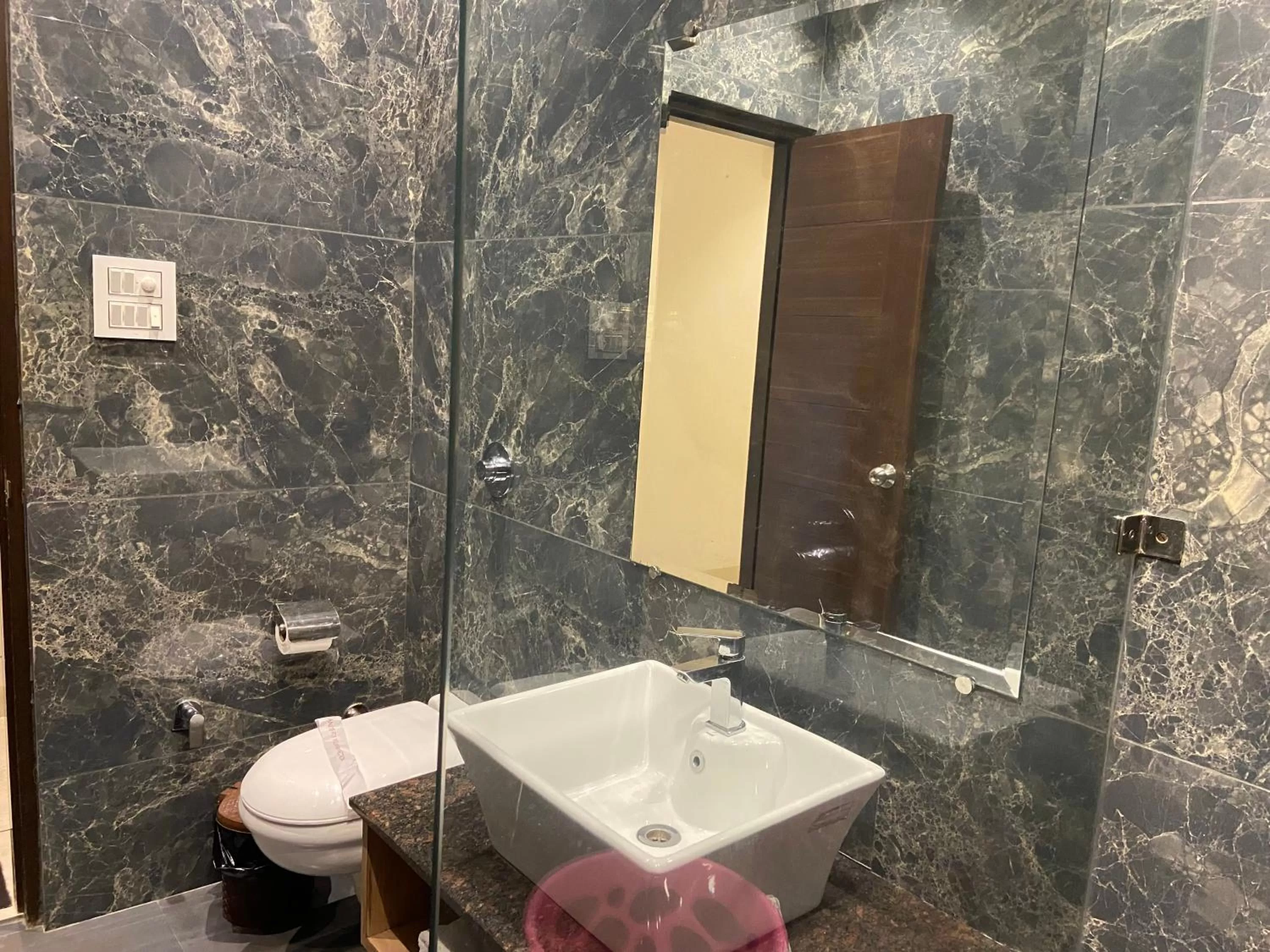 Bathroom in Hotel Exotic - 5 min walk from Golden Temple