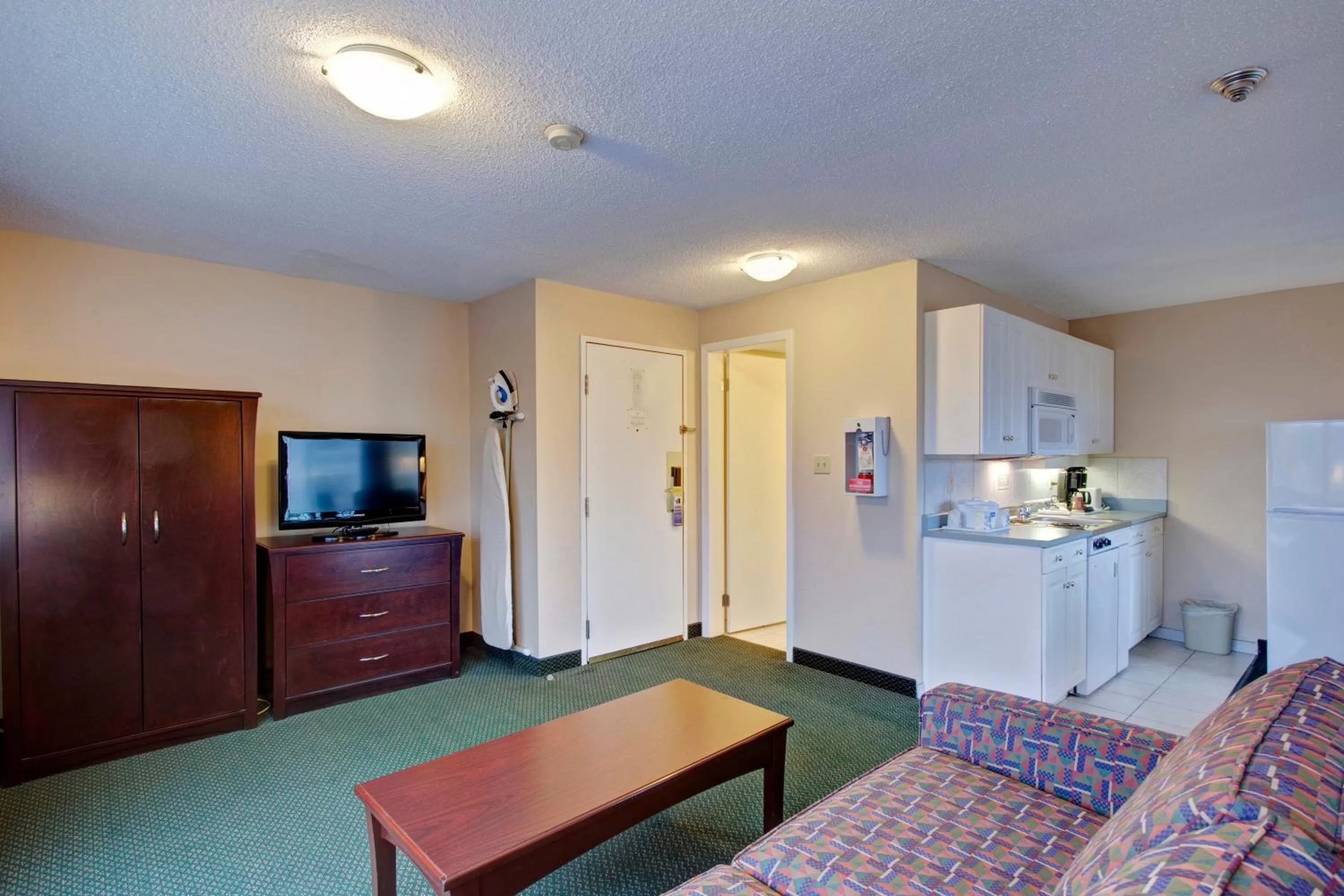 TV and multimedia in Travelodge by Wyndham Nanaimo