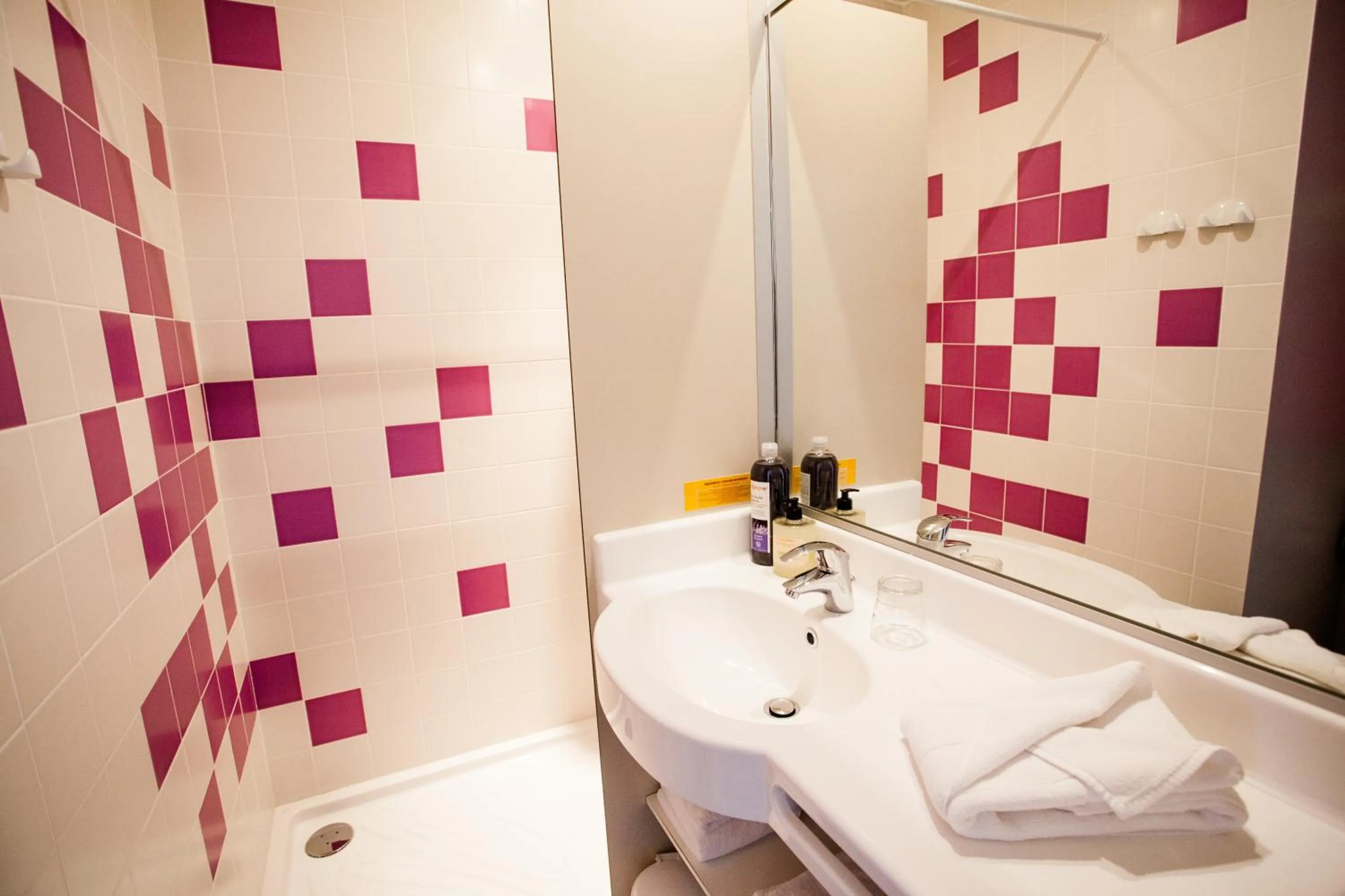 Bathroom in Hôtel de Ré, "The Originals Résidence"