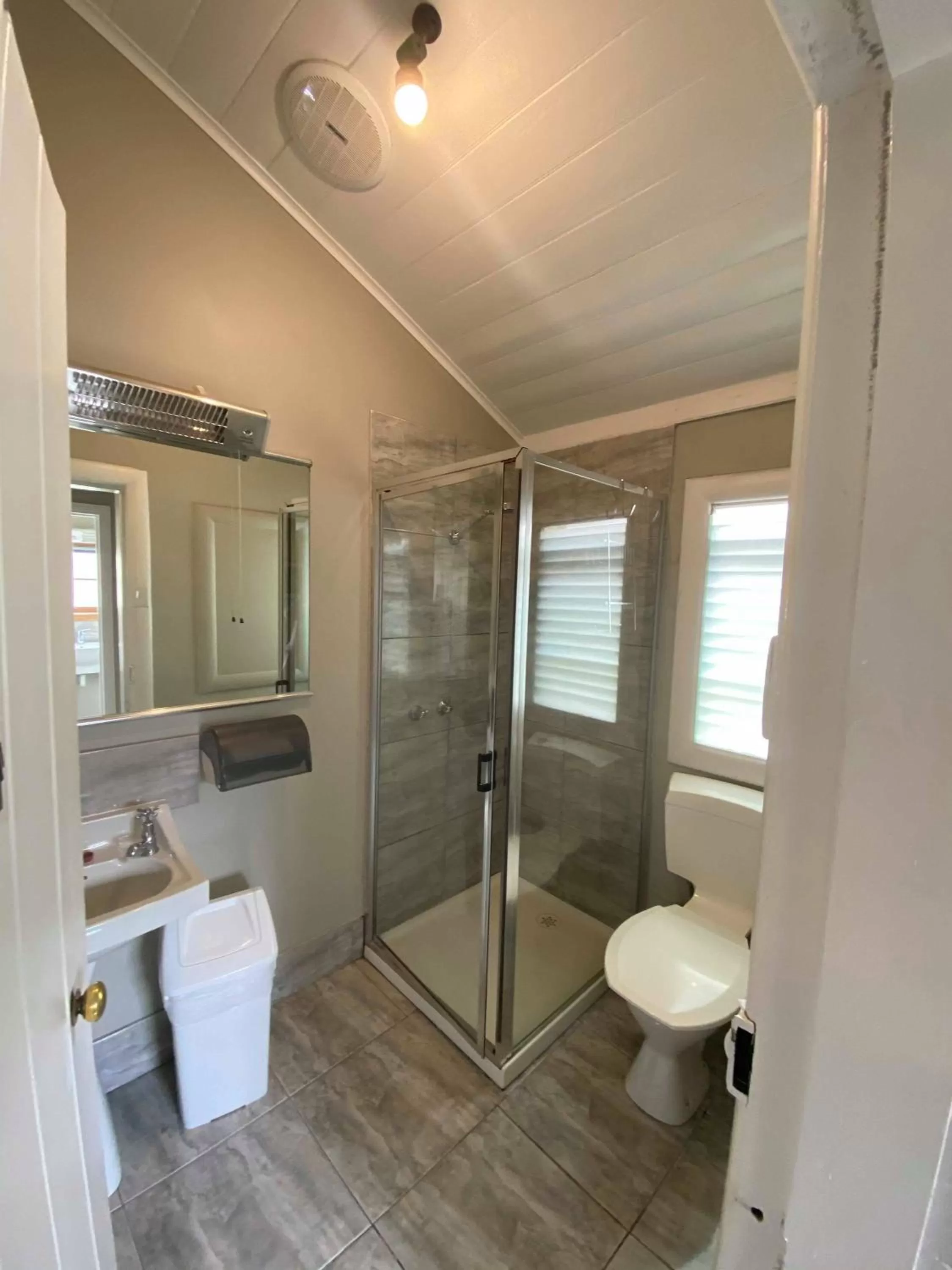 Bathroom in Edinburgh Gallery Bed & Breakfast