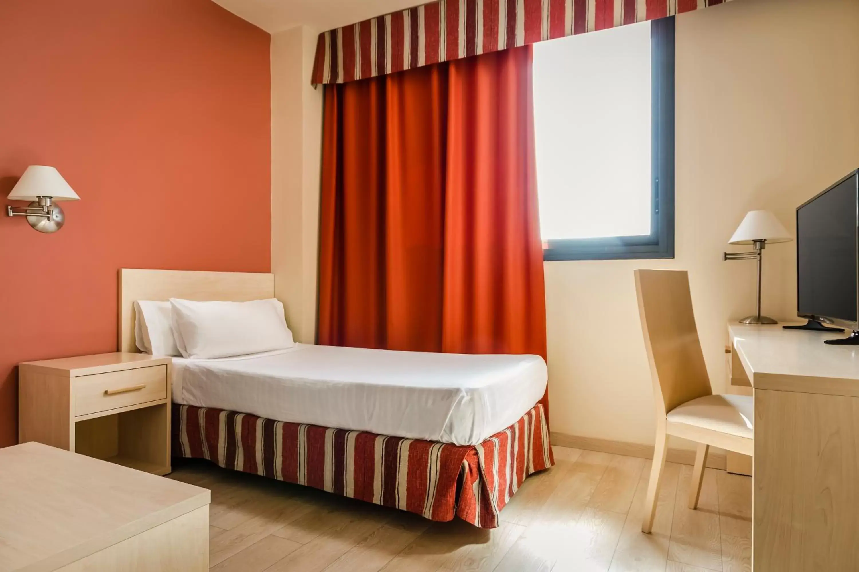 Single Room in Crisol La Selva Single Room in Crisol La Selva