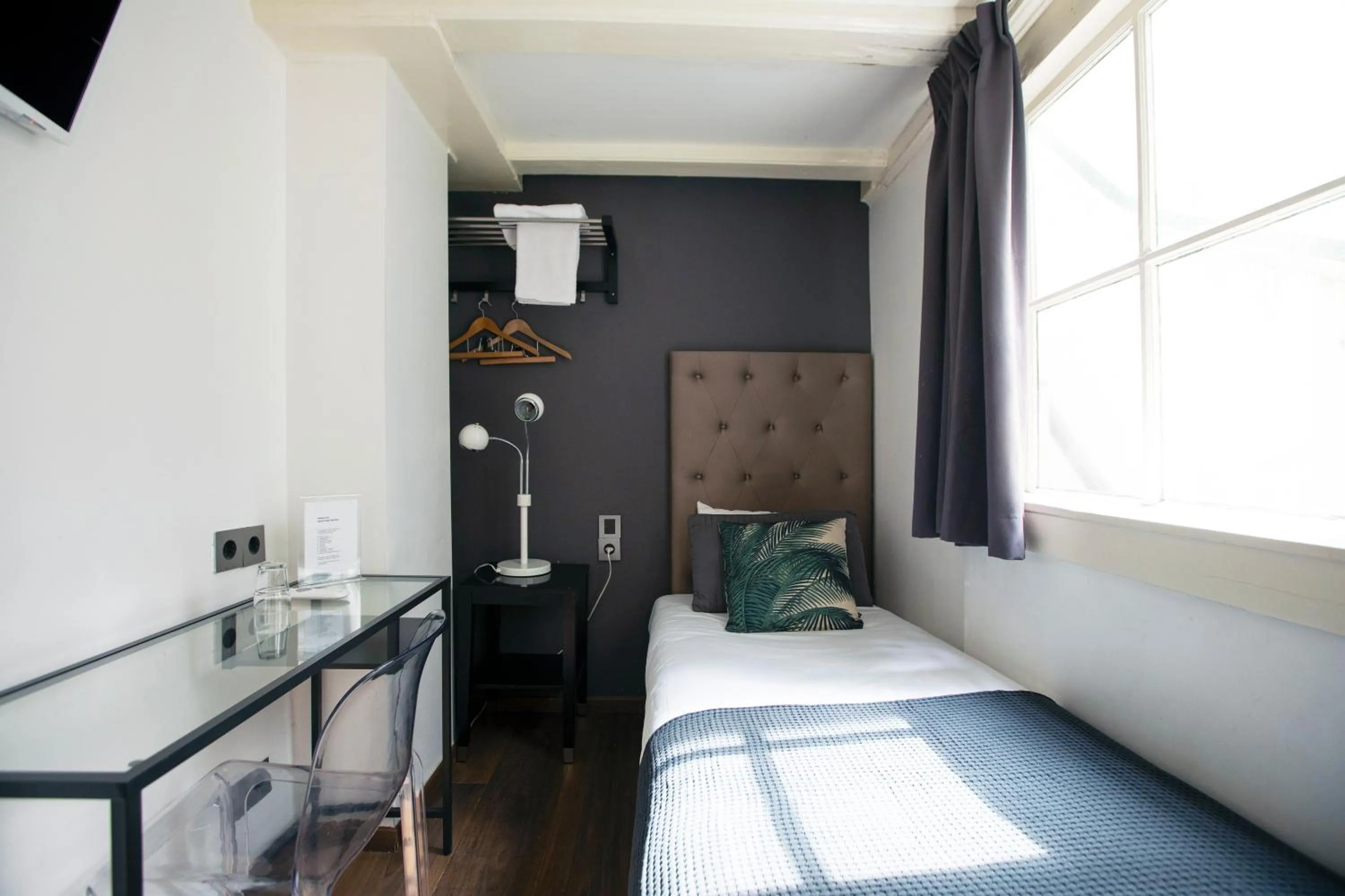 Bed in Quentin Golden Bear Hotel