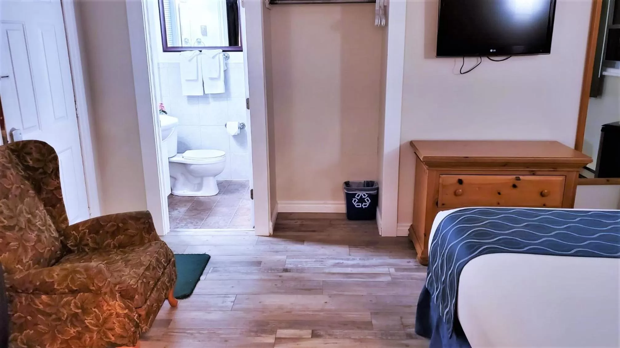 Photo of the whole room, Bed in Knights Inn Colonial Fireside Inn