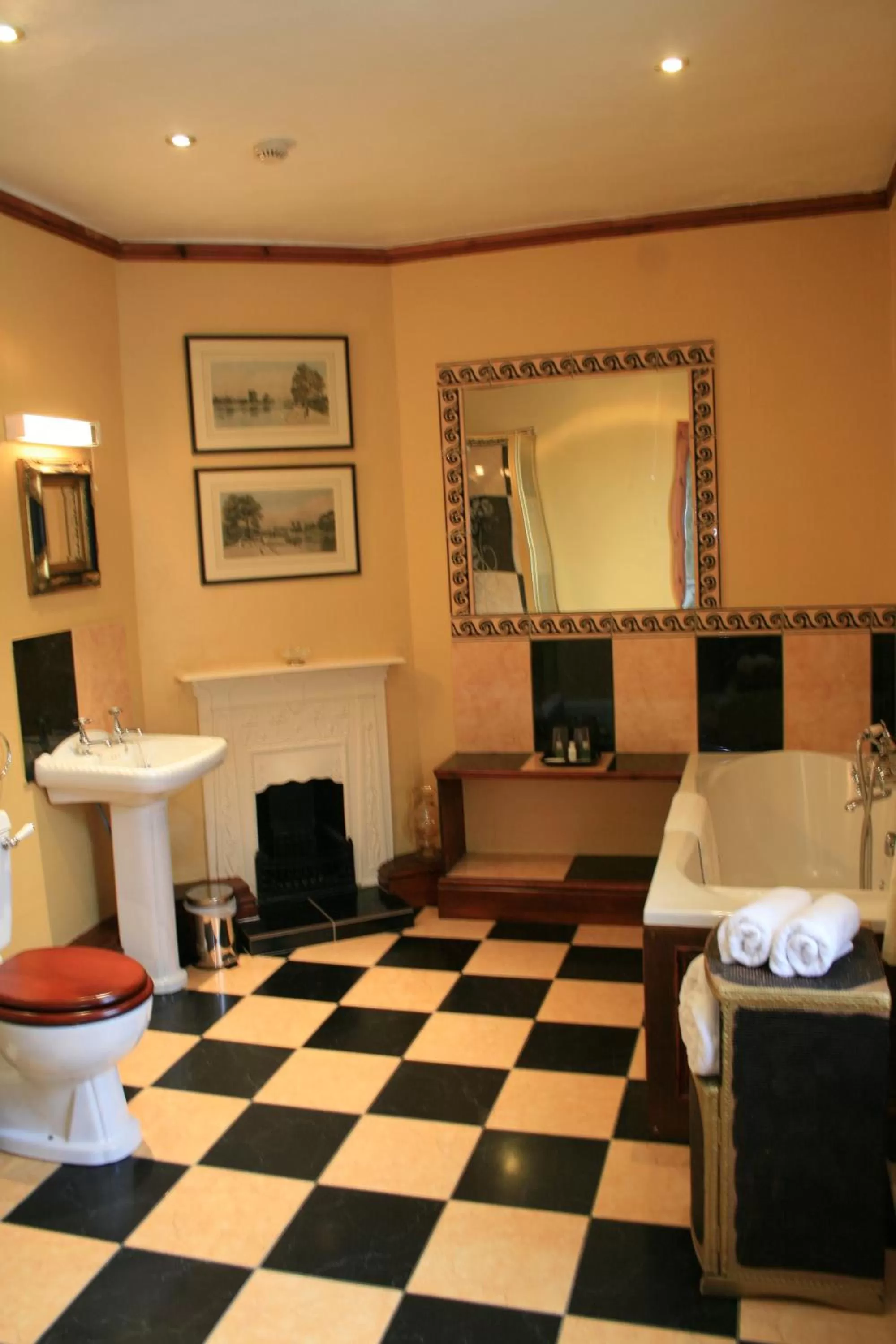Bathroom, Bed in The Old Registry guest house
