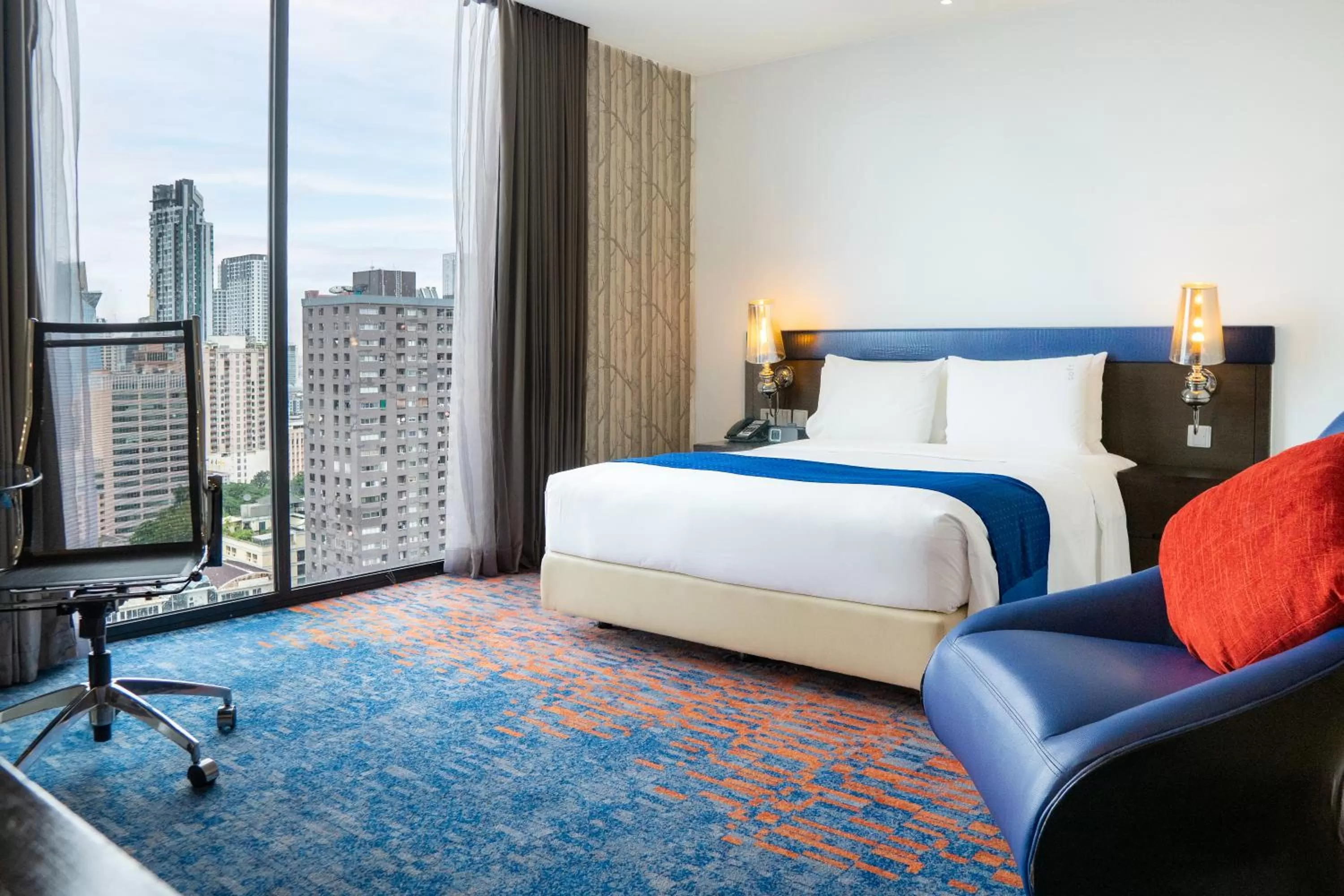 Bed in Holiday Inn Express Bangkok Siam by IHG