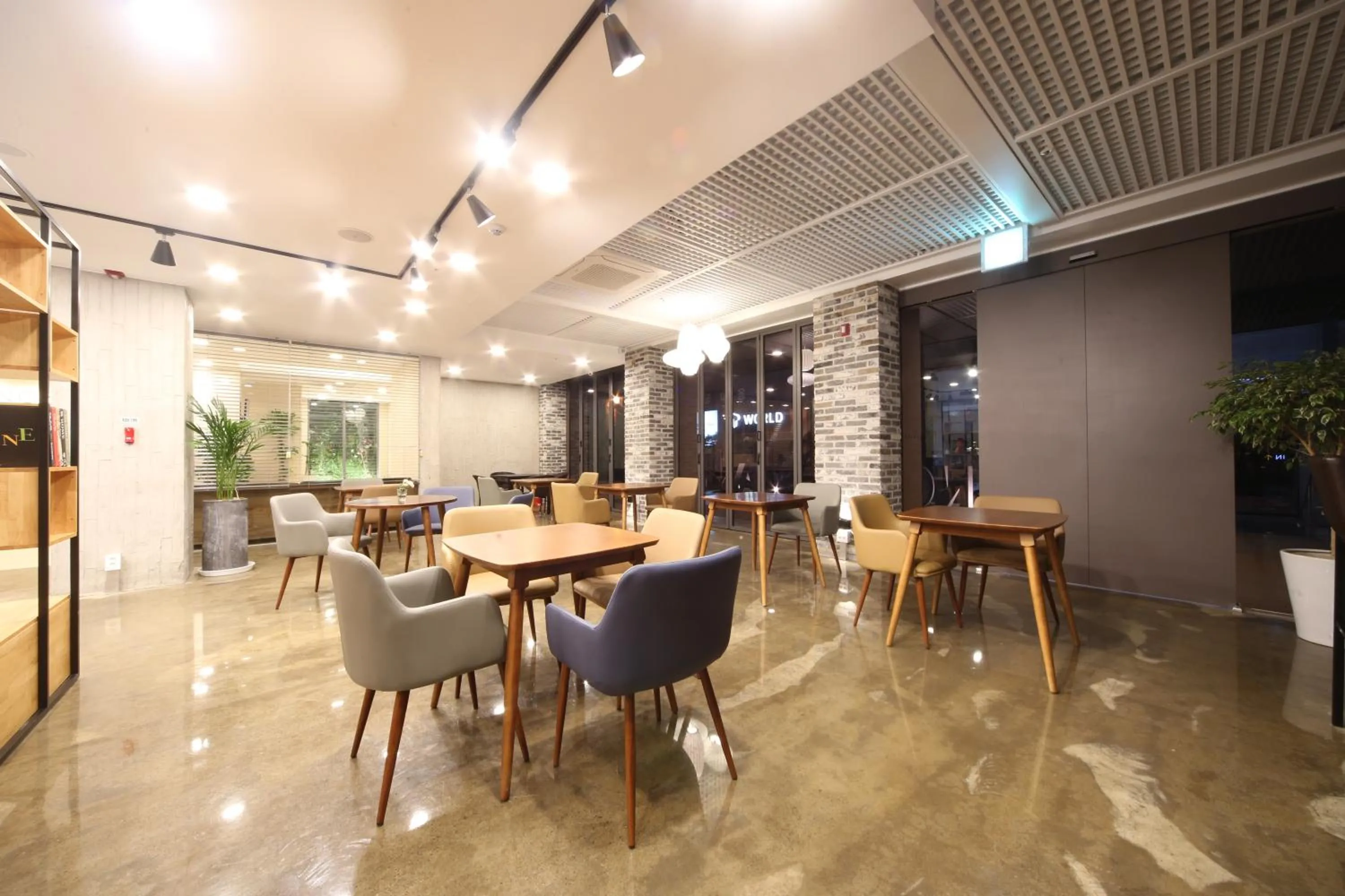 Restaurant/places to eat in Hotel Noblestay