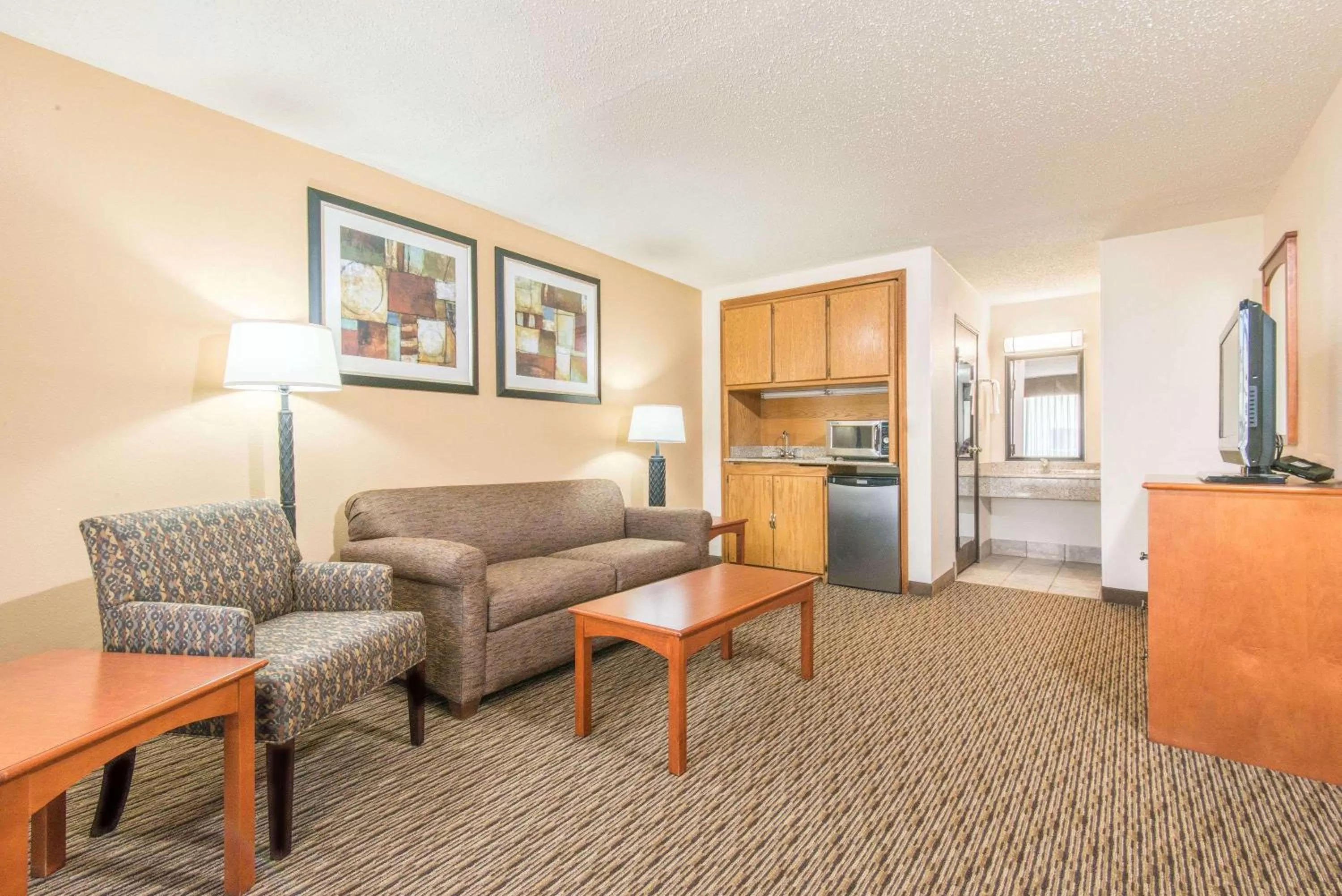 Photo of the whole room in Days Inn by Wyndham Altus