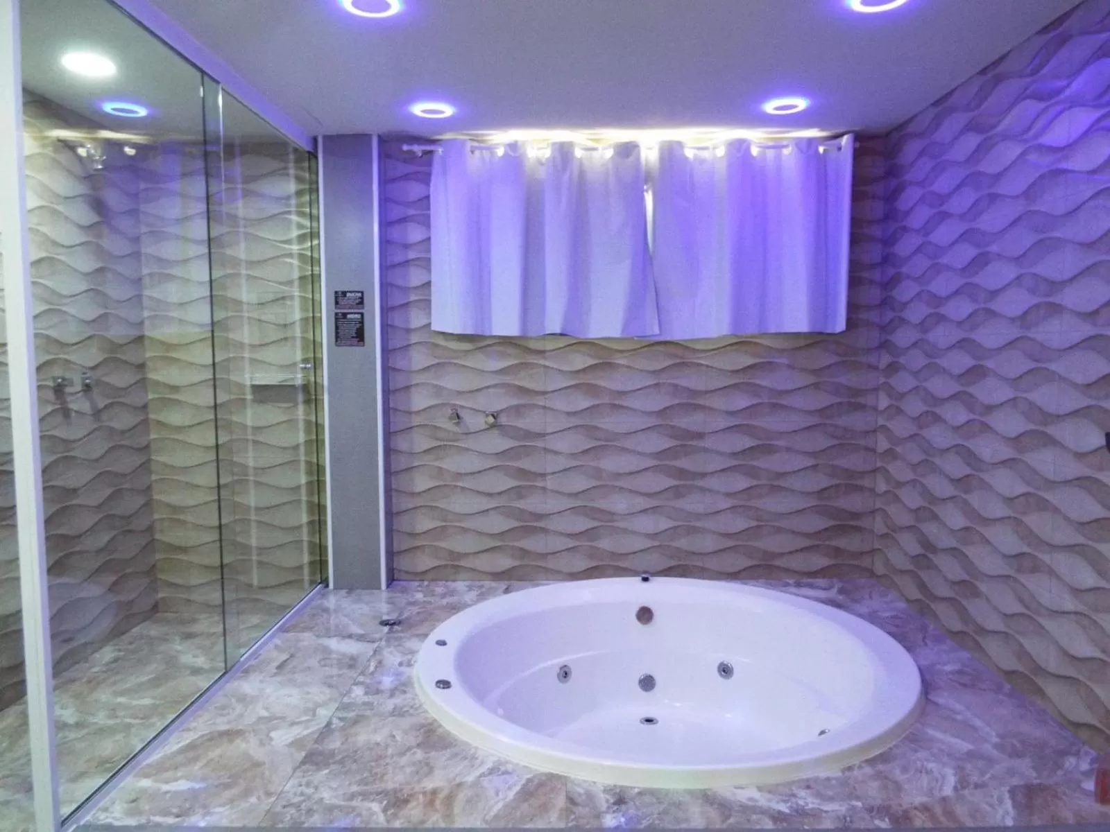 Hot Tub, Bathroom in Green It Motel & Hotel