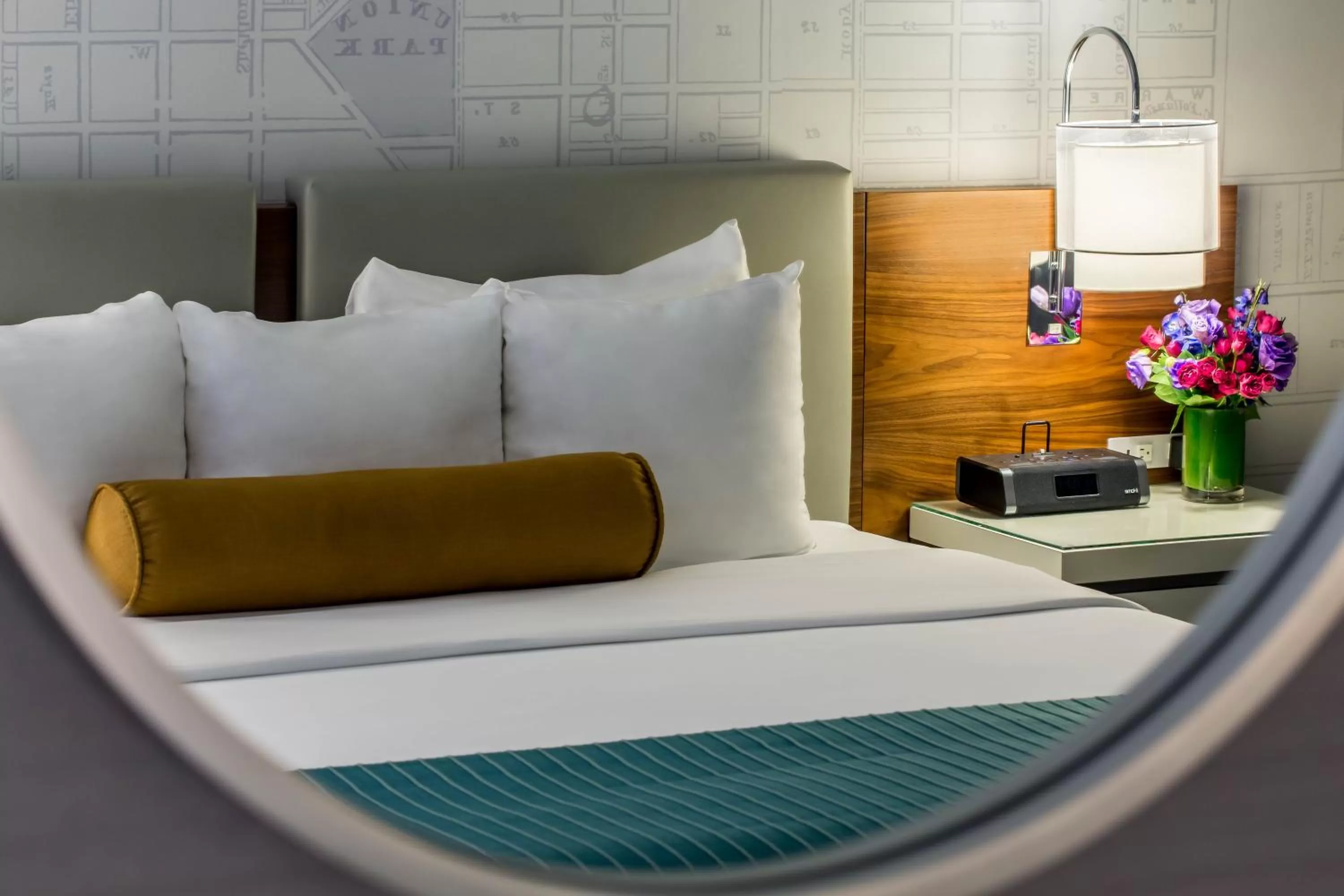 Photo of the whole room, Bed in Kinzie Hotel