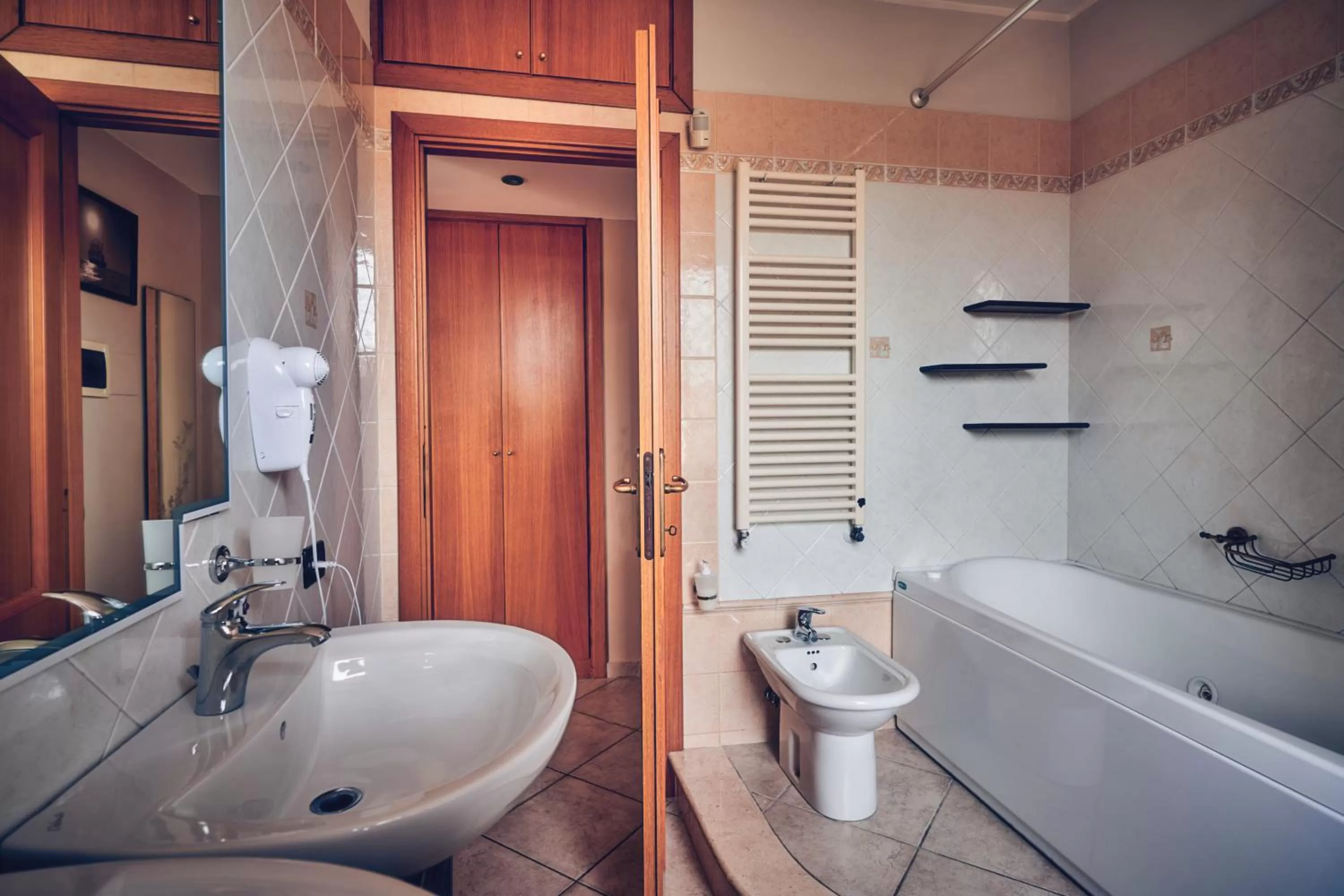 Bathroom in Travelershome Ciampino B&Bs