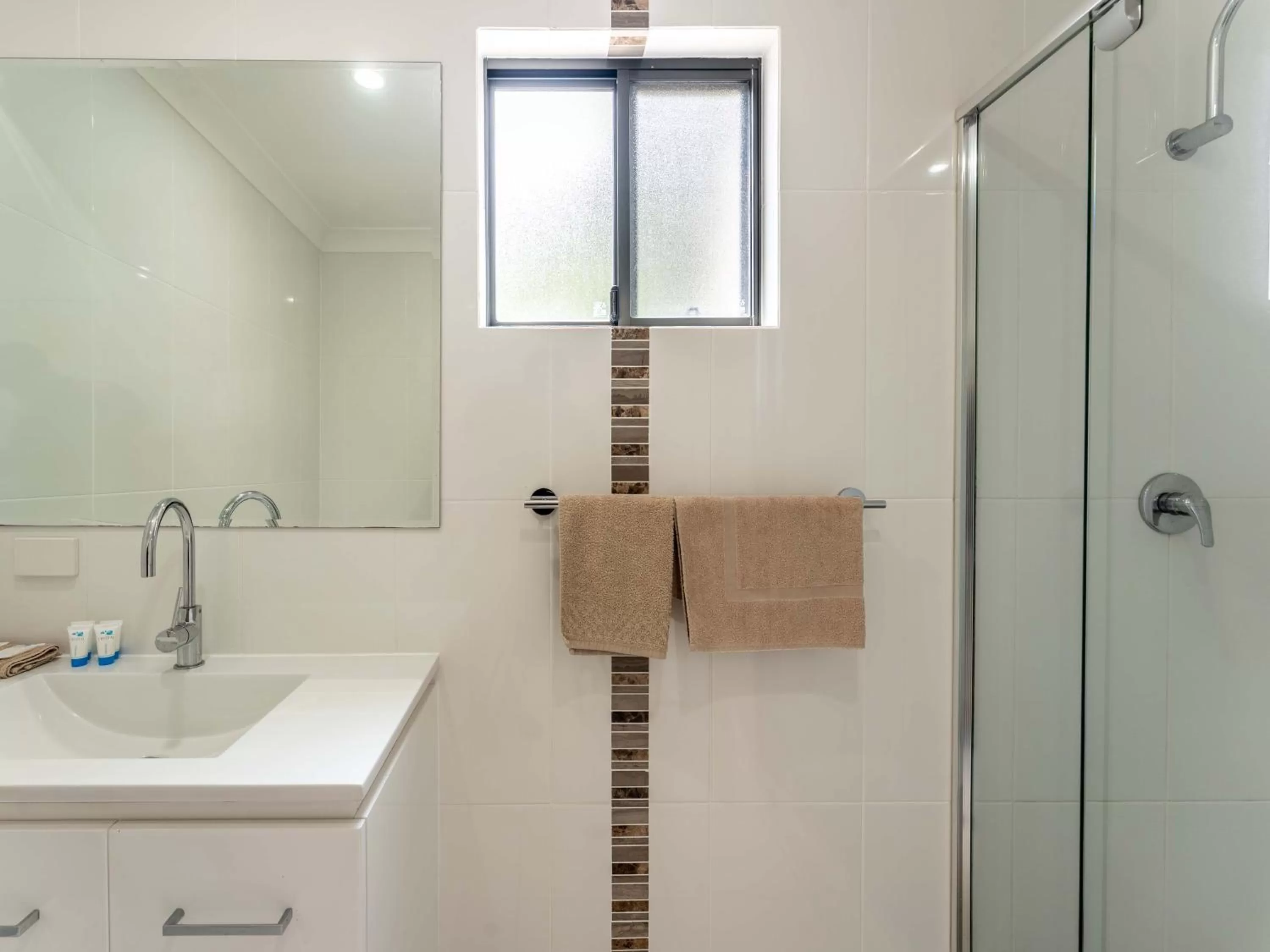 Bathroom in Emerald Gardens Motel & Apartments