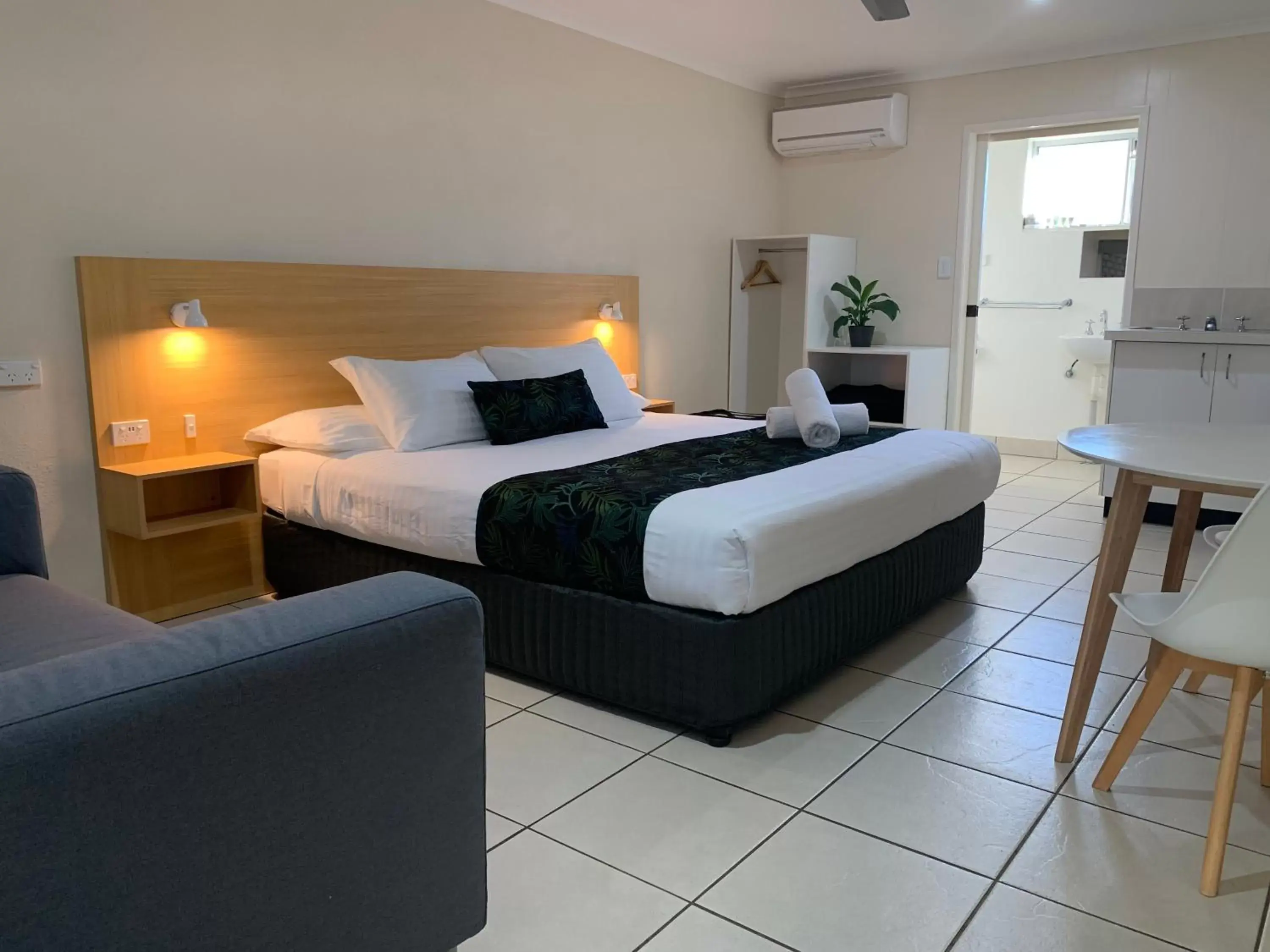 King Room in Tin Can Bay Motel King Room in Tin Can Bay Motel