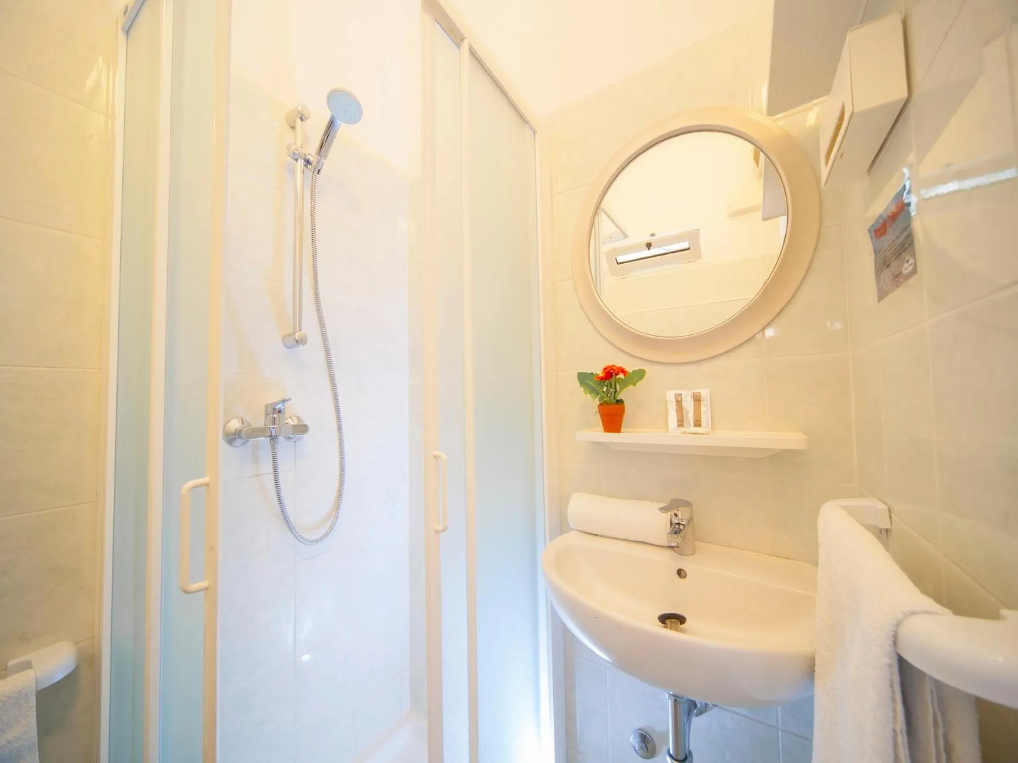 Shower in Hotel Gemini