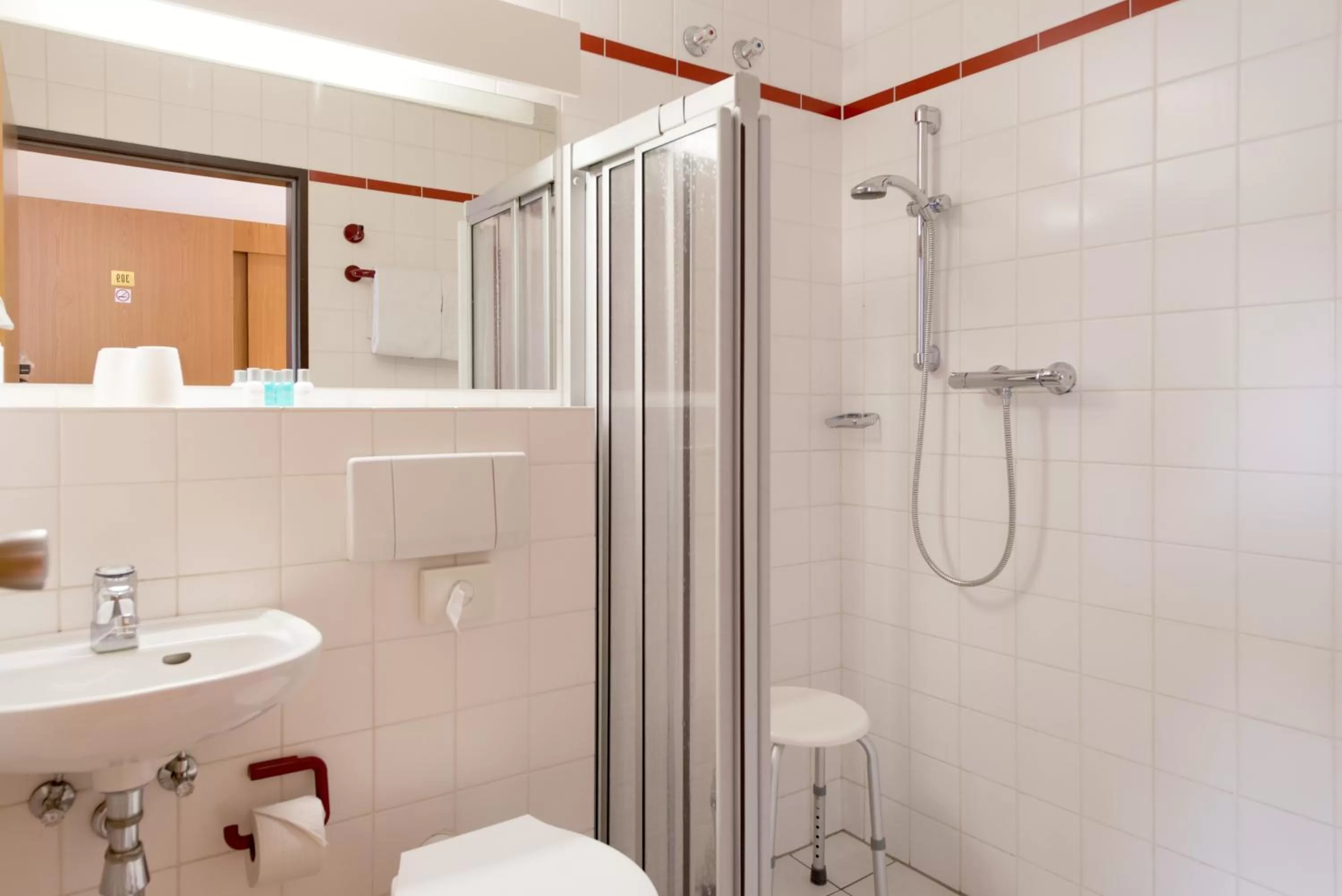 Bathroom in Days Inn Dortmund West