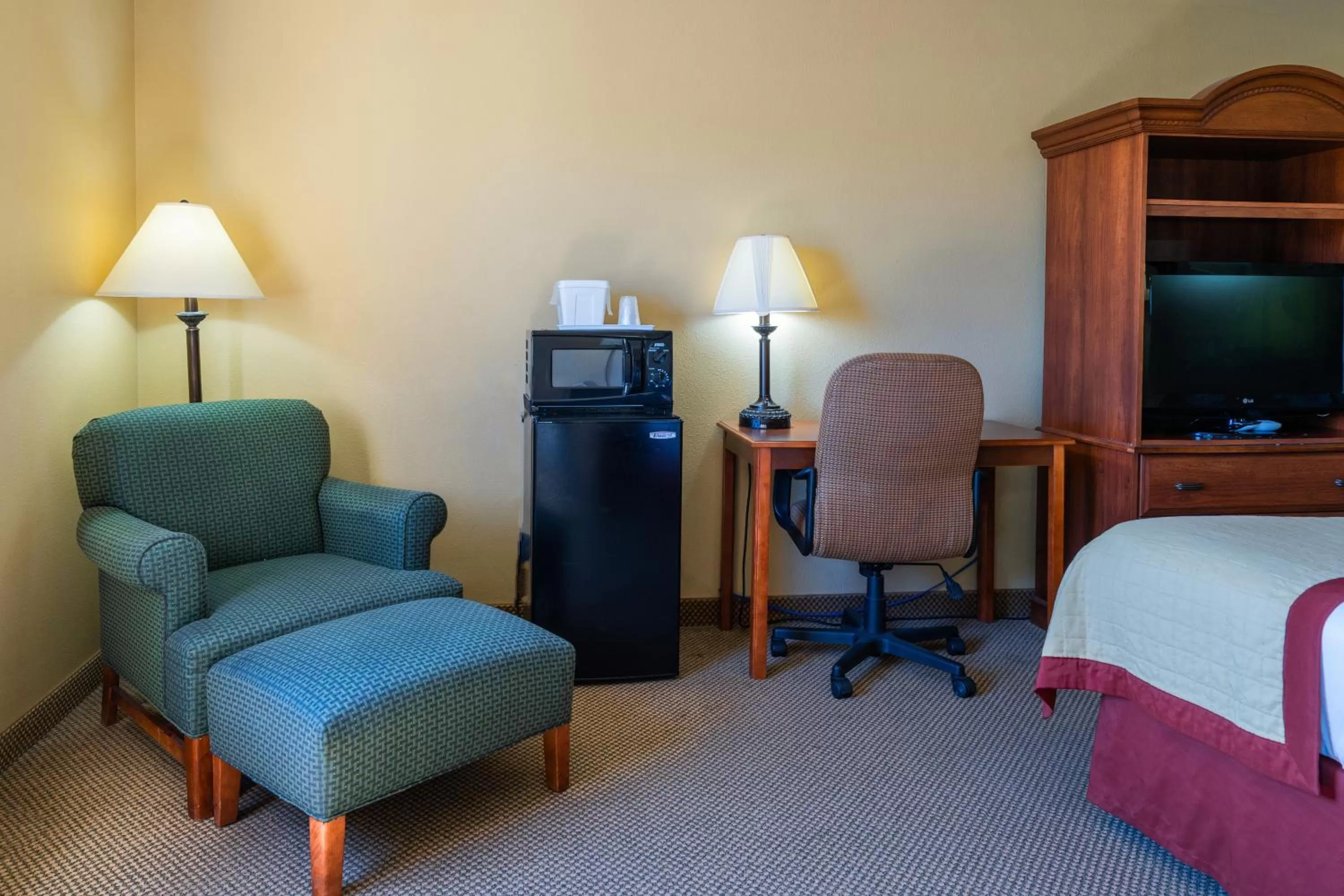 TV and multimedia in Pinedale Hotel & Suites