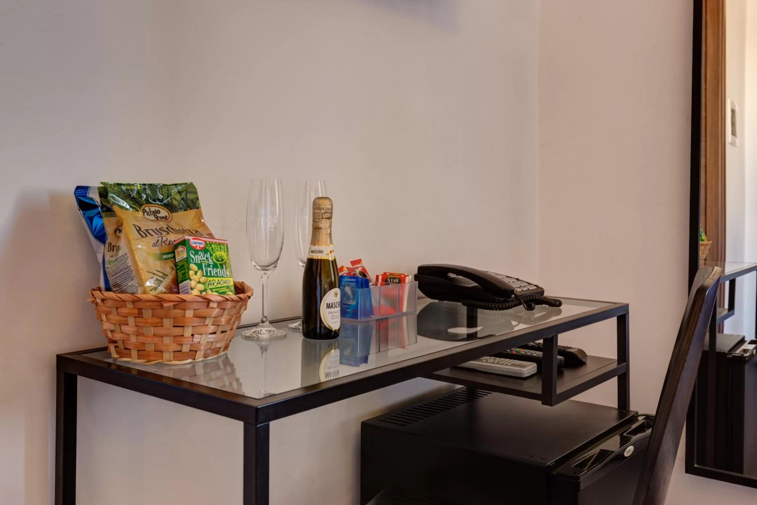 Coffee/tea facilities in Little Rhome Suites