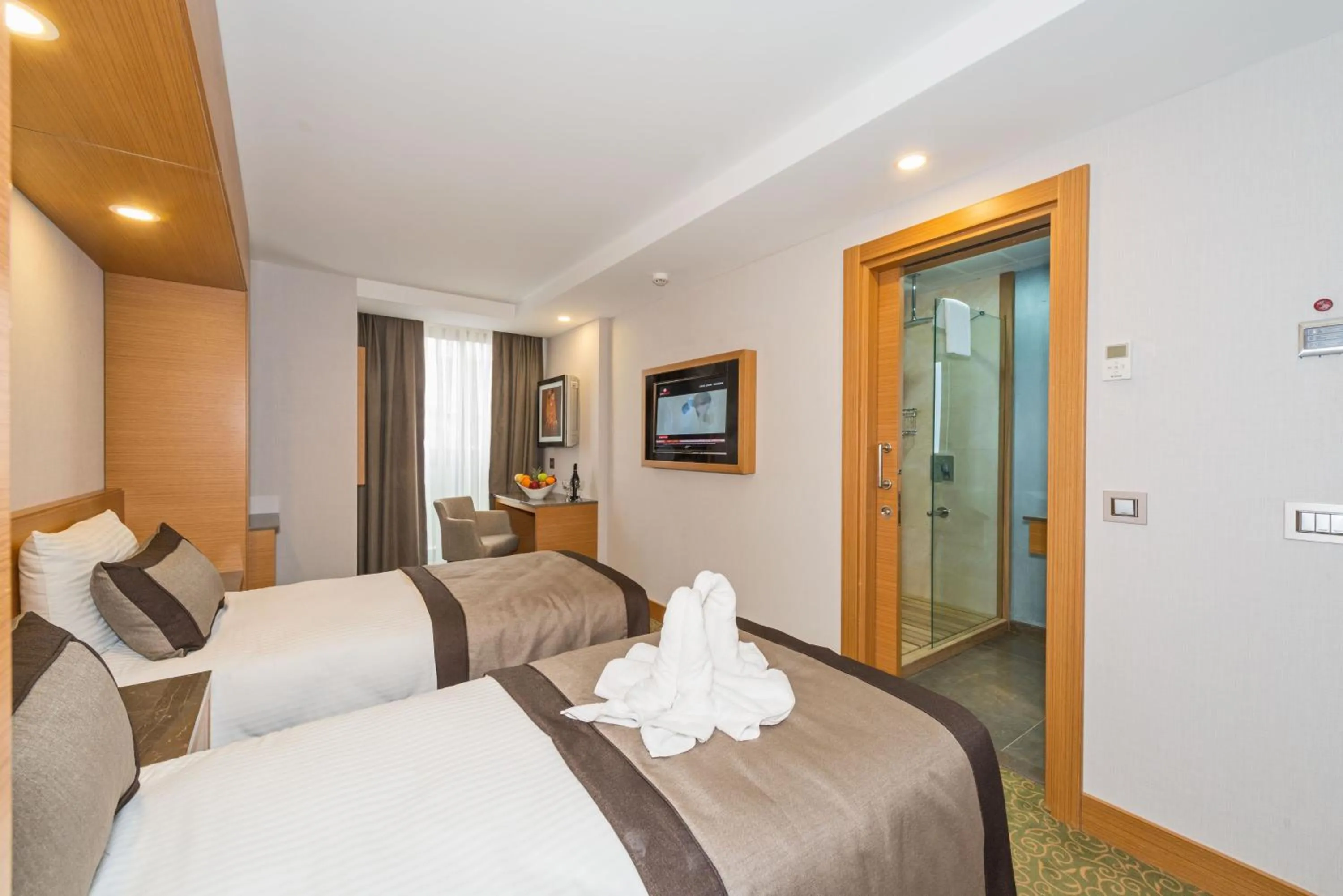 Photo of the whole room, Bed in Bisetun Hotel