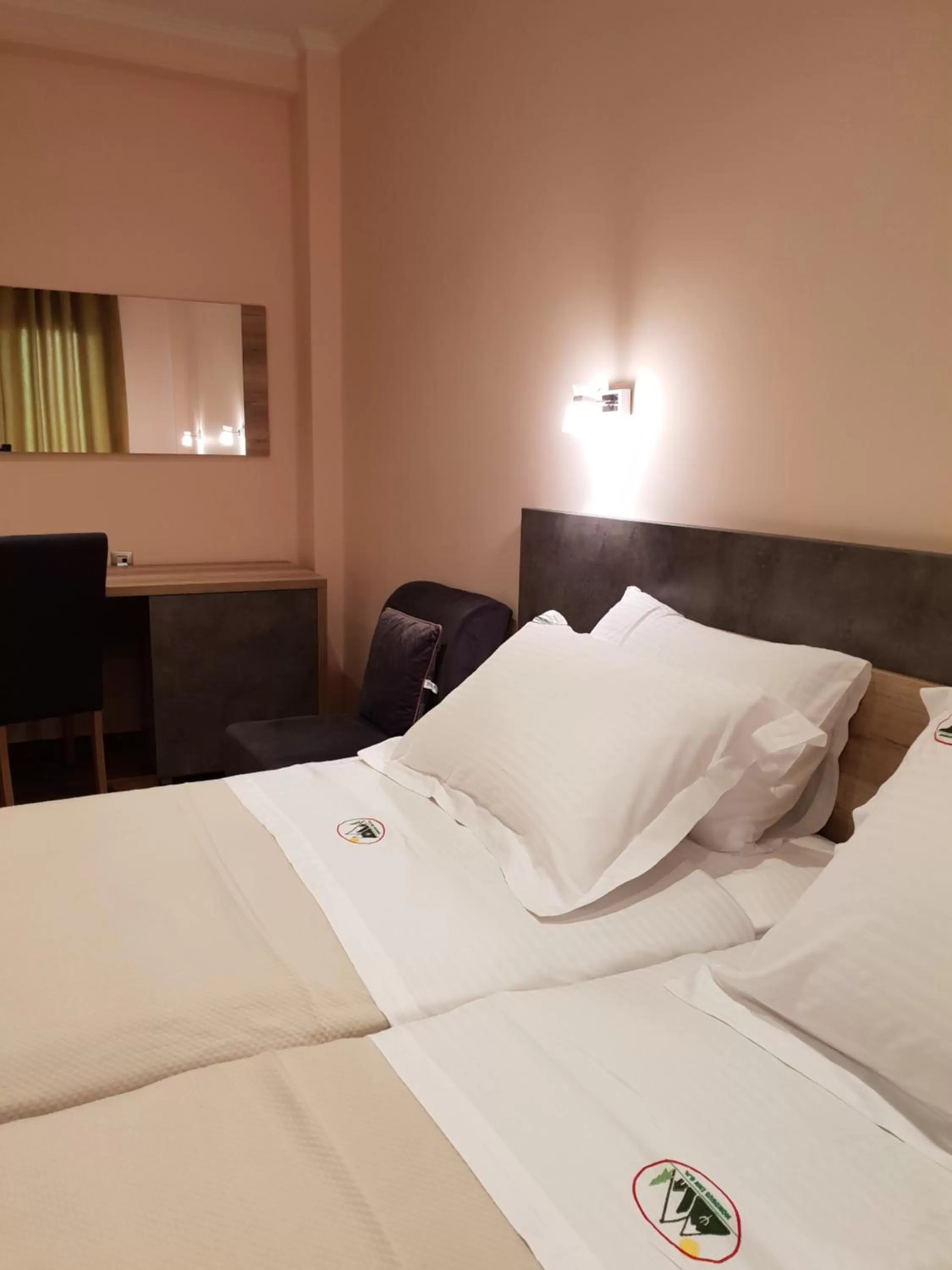 Photo of the whole room, Bed in Mondeus Inn Luxury