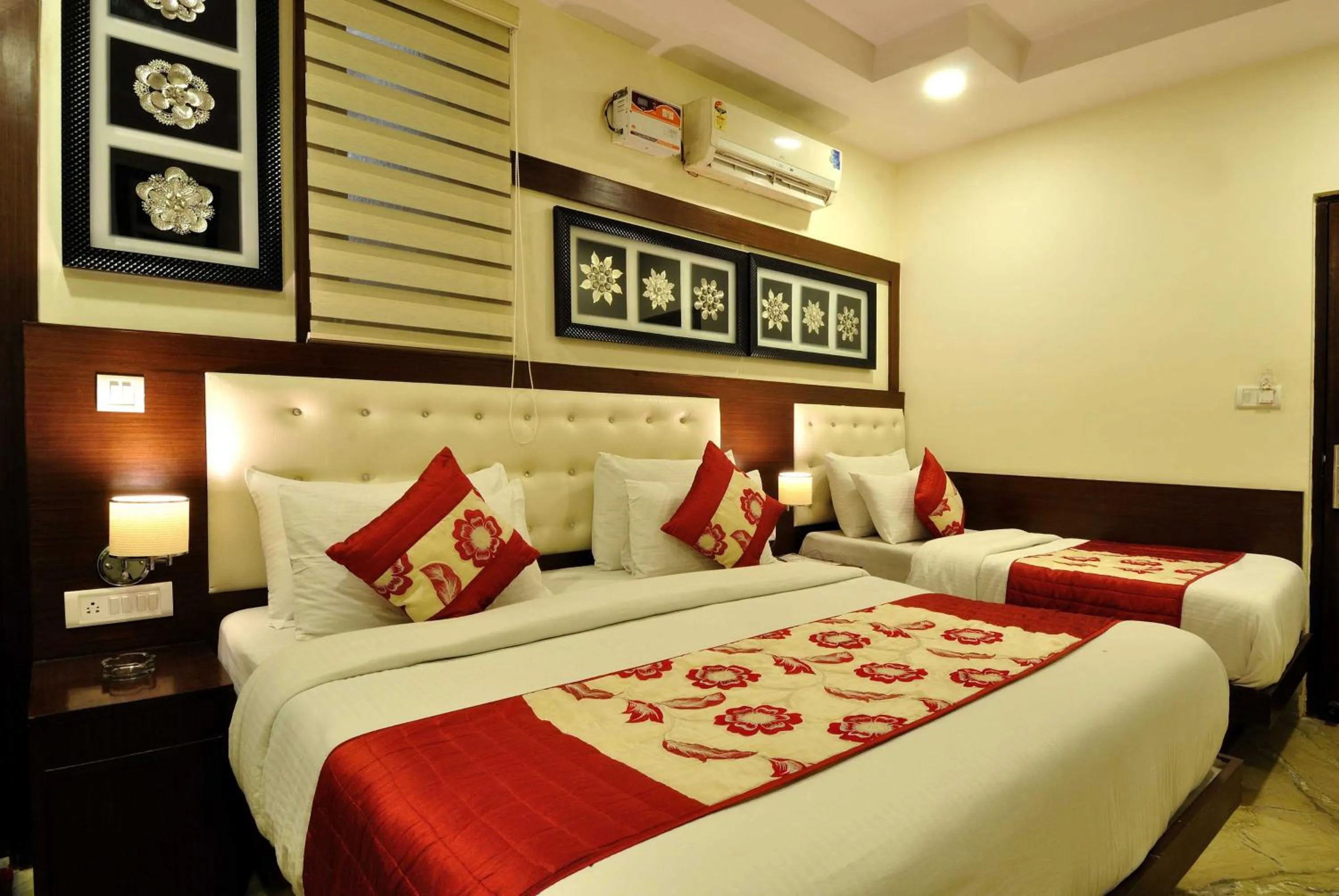 Bedroom, Bed in Hotel Nirmal Mahal - Paharganj - New Delhi