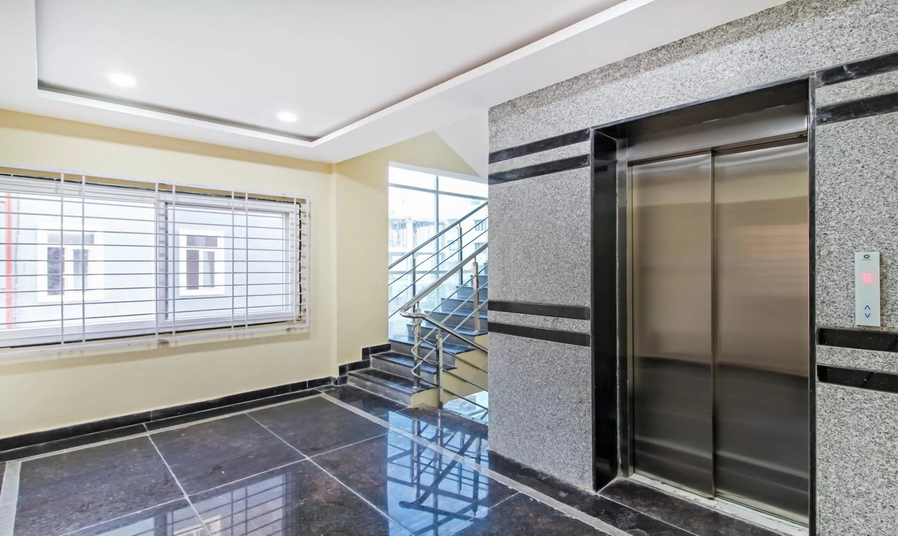 elevator in Itsy Hotels D'Comfort Inn