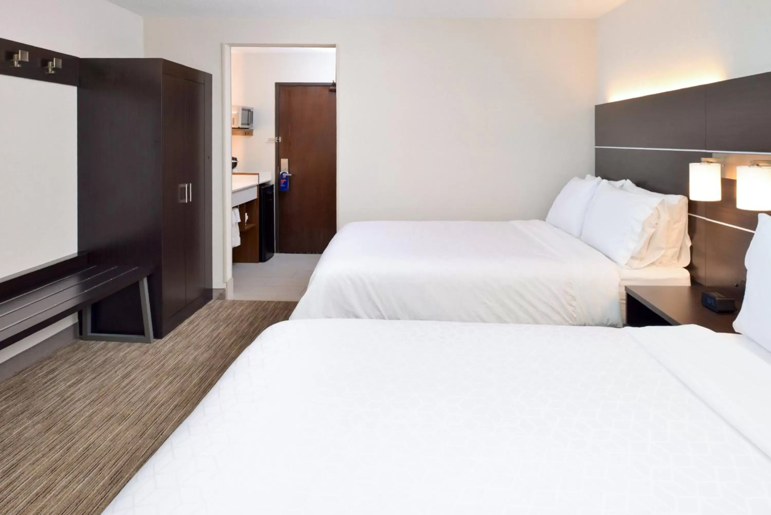 Standard Queen Room with Two Queen Beds in Holiday Inn Express Wixom by IHG Standard Queen Room with Two Queen Beds in Holiday Inn Express Wixom by IHG