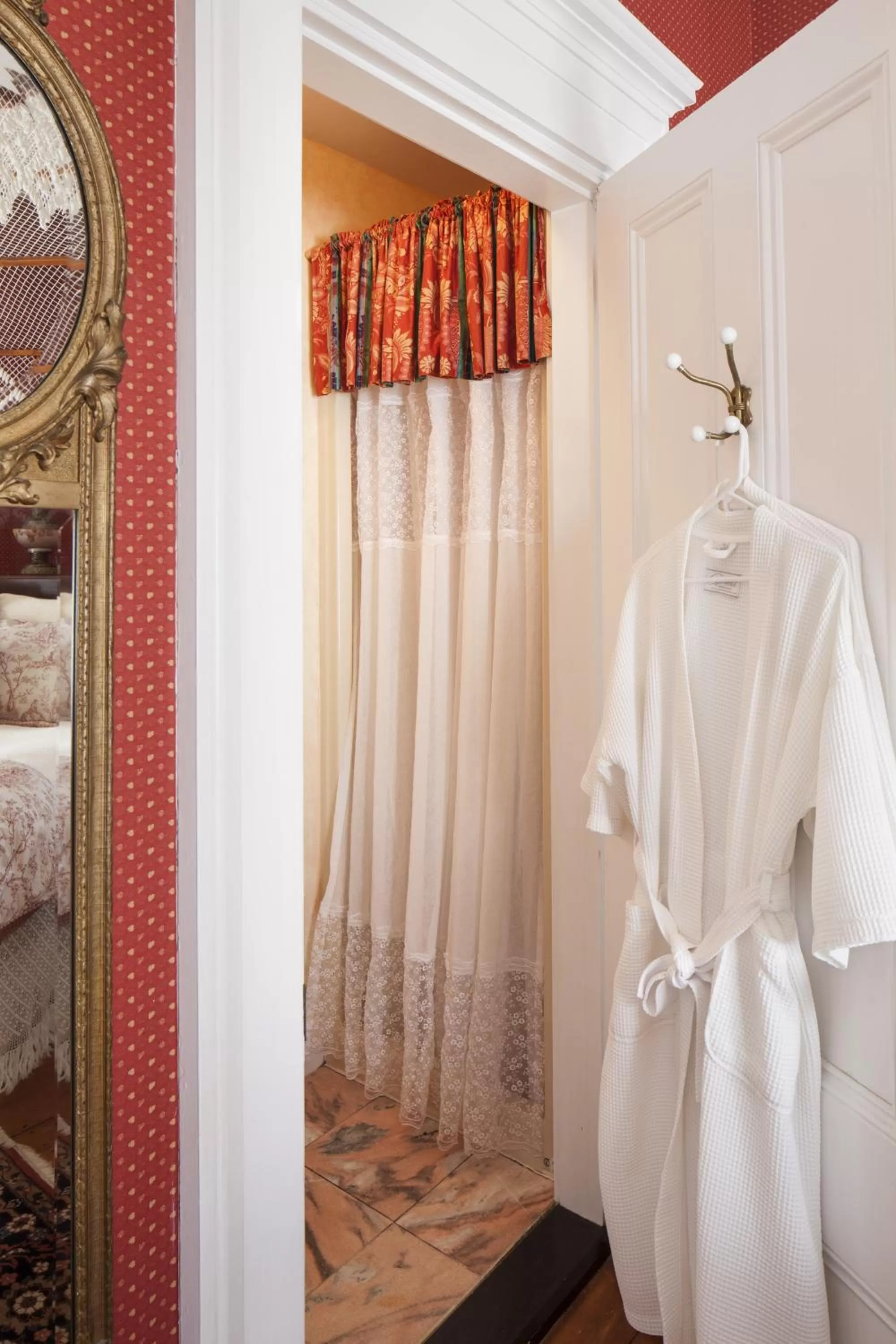 Bed in Isaiah Jones Homestead Bed and Breakfast