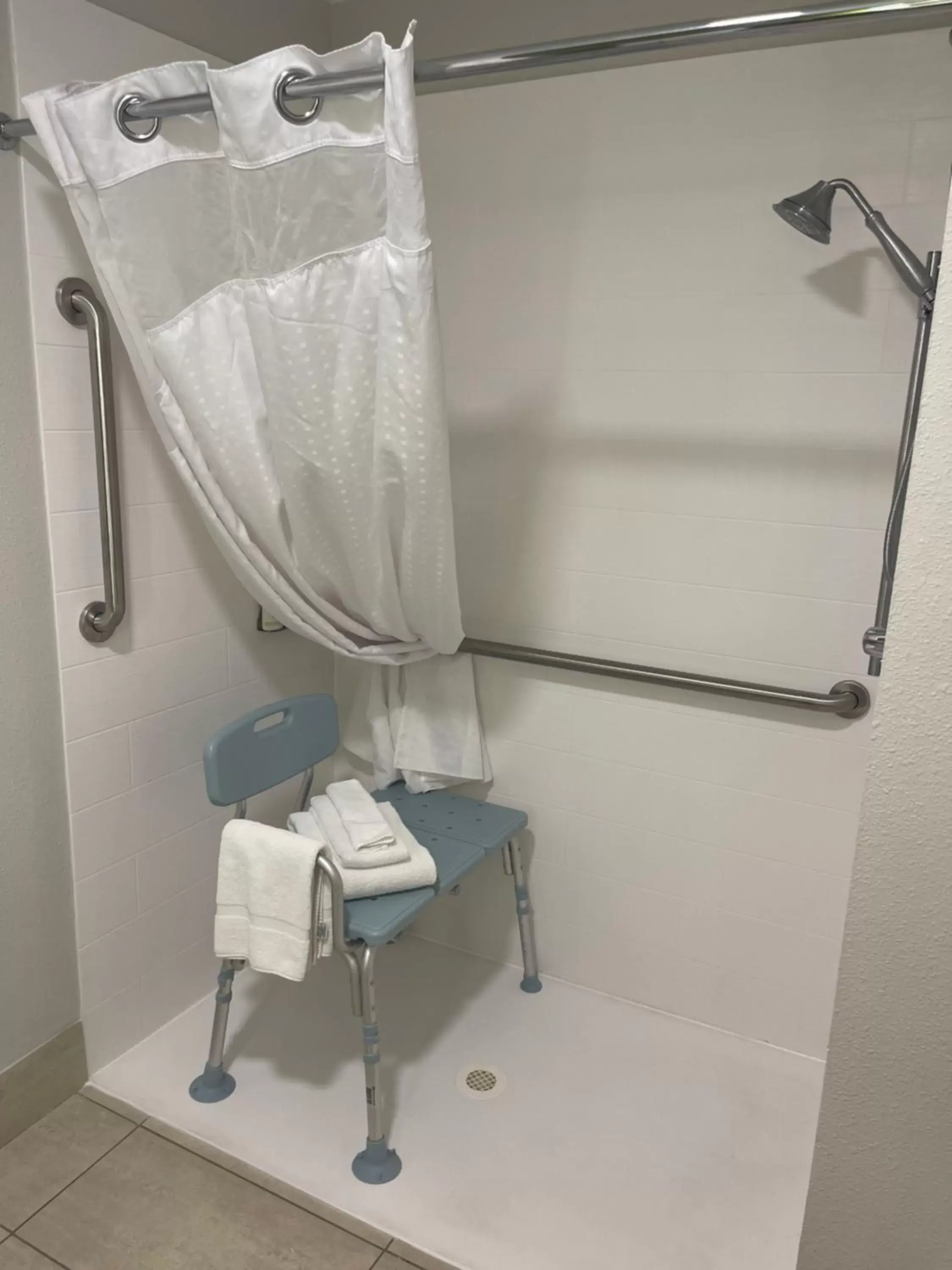 King Room - Hearing Accessible - Roll-in Shower in Holiday Inn Express Cedar Rapids - Collins Road by IHG King Room - Hearing Accessible - Roll-in Shower in Holiday Inn Express Cedar Rapids - Collins Road by IHG