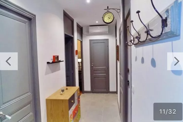 TV/Entertainment Center in LA COLOC GARIBALDI