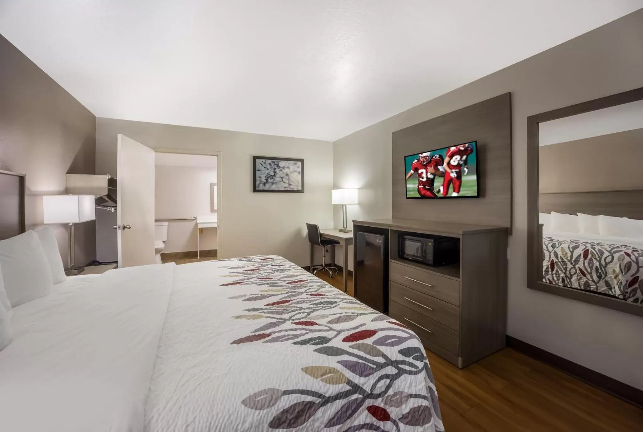 Photo of the whole room, Bed in Red Roof Inn & Suites Thomasville