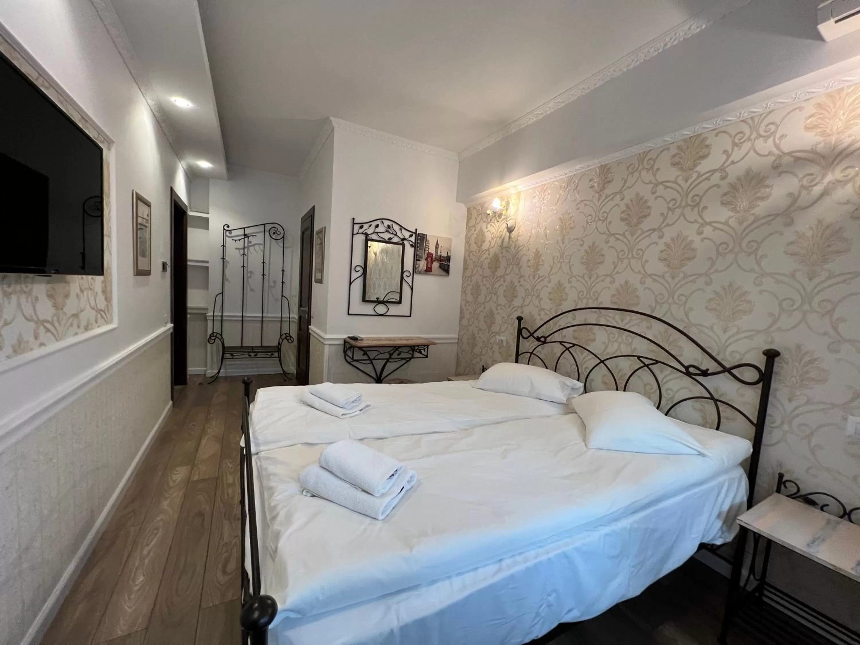Bed in Hotel Boutique Cathedral Plaza Residences room for rent downtown
