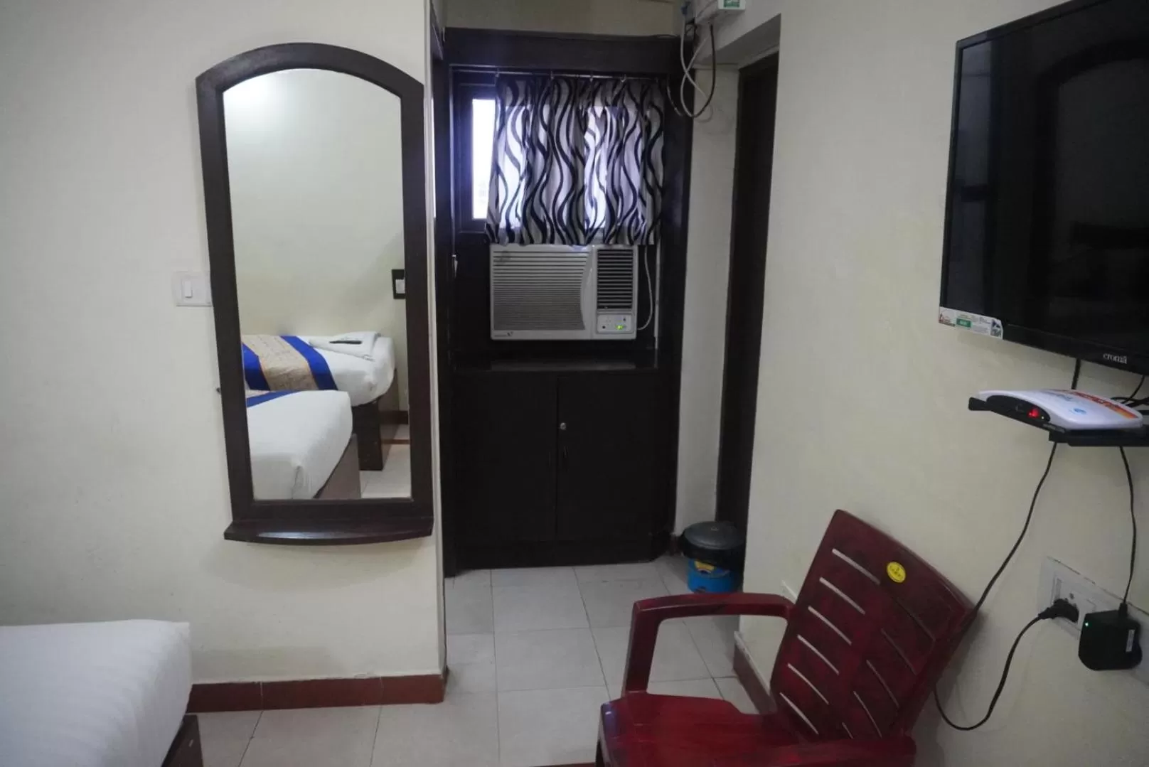 hair dresser, Bed in The Dolphin Park Hotel, Virugambakkam